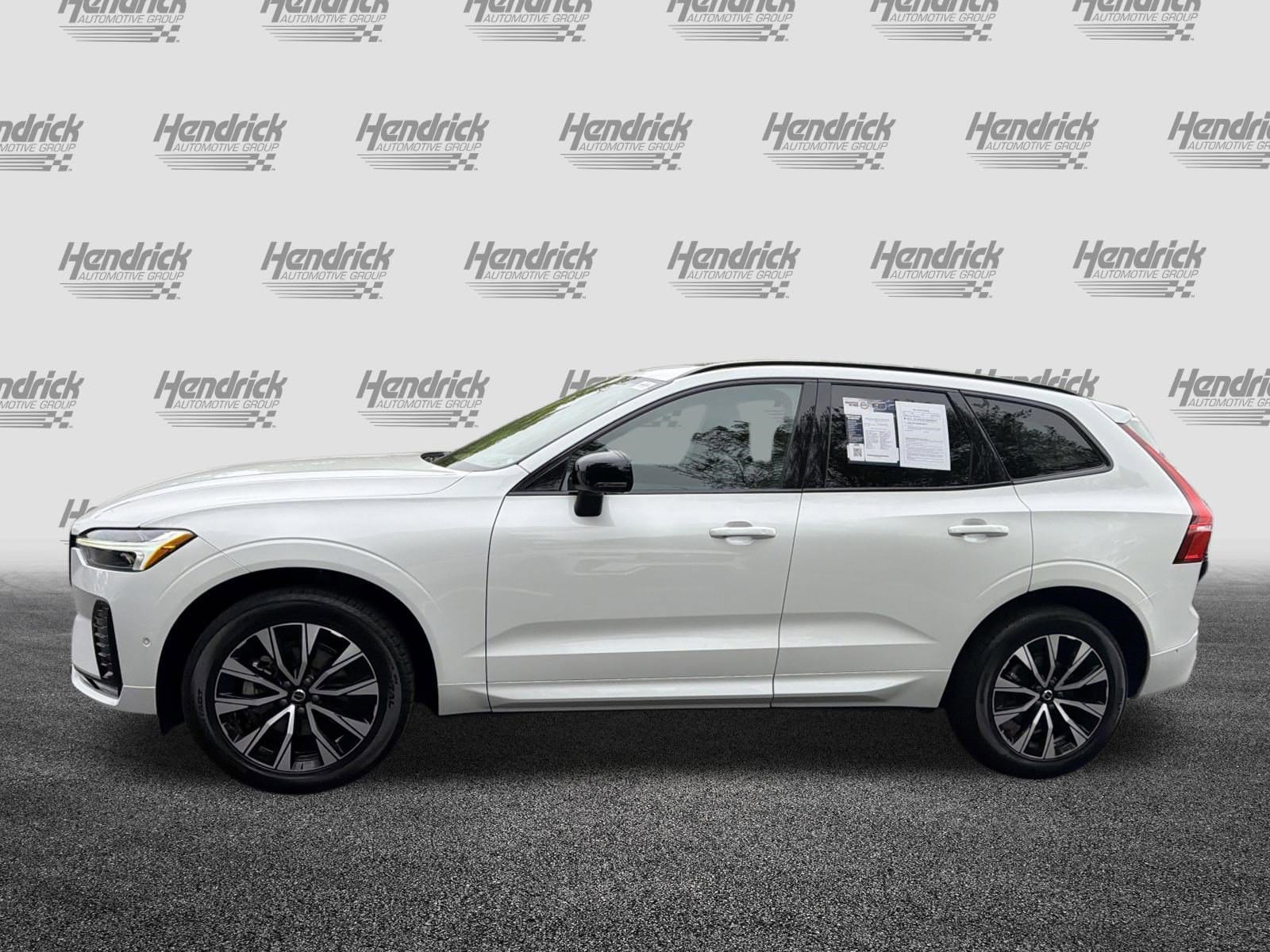 2024 Volvo XC60 Plus Dark Theme photo 6