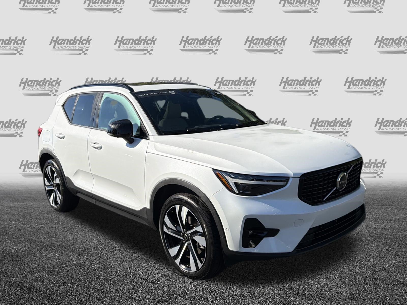 2024 Volvo XC40 Plus Dark Theme SUV