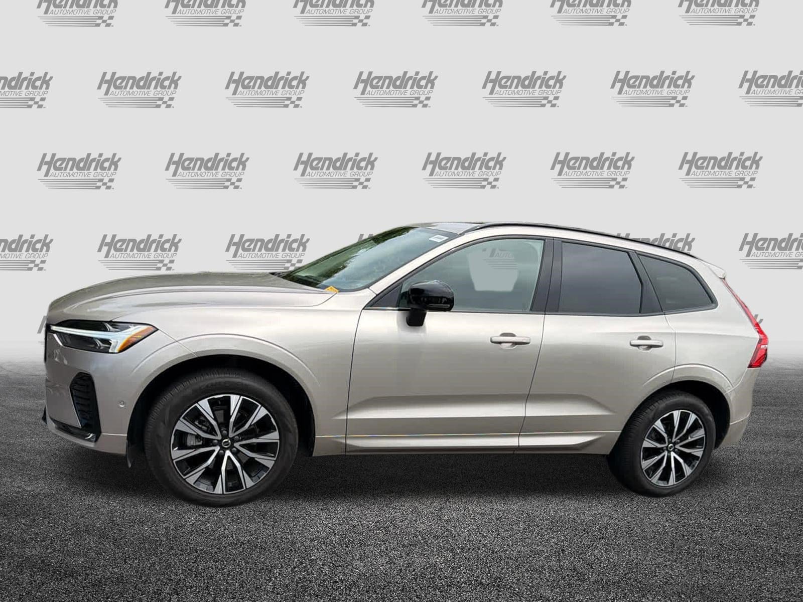 2025 Volvo XC60 Plus photo 3