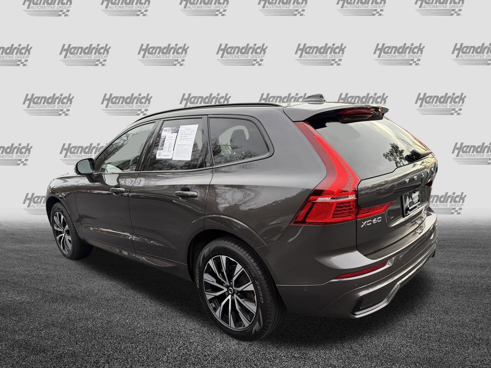 2025 Volvo XC60 Plus photo 3