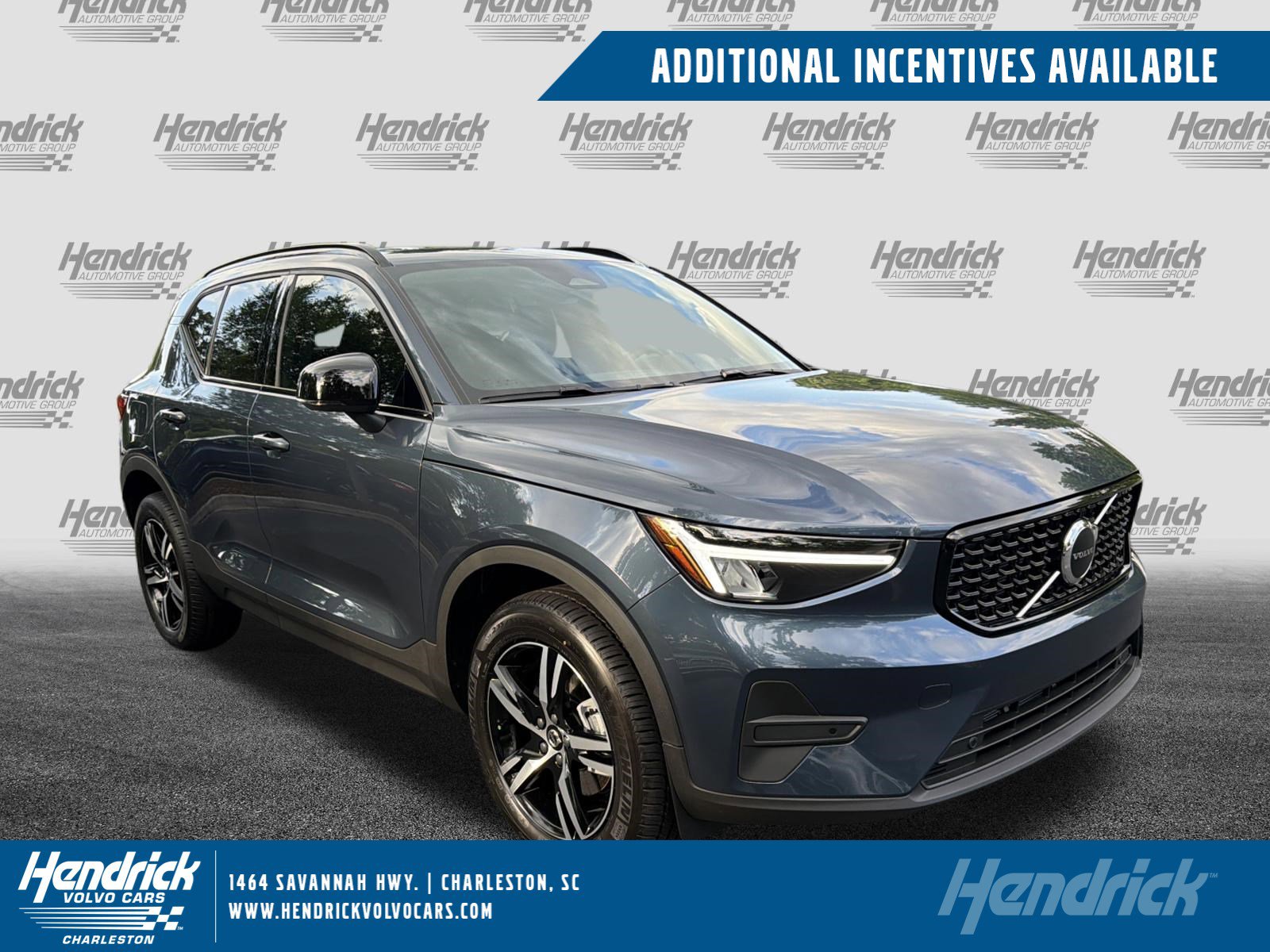 2026 Volvo XC40 B4 Core Dark FWD's photo