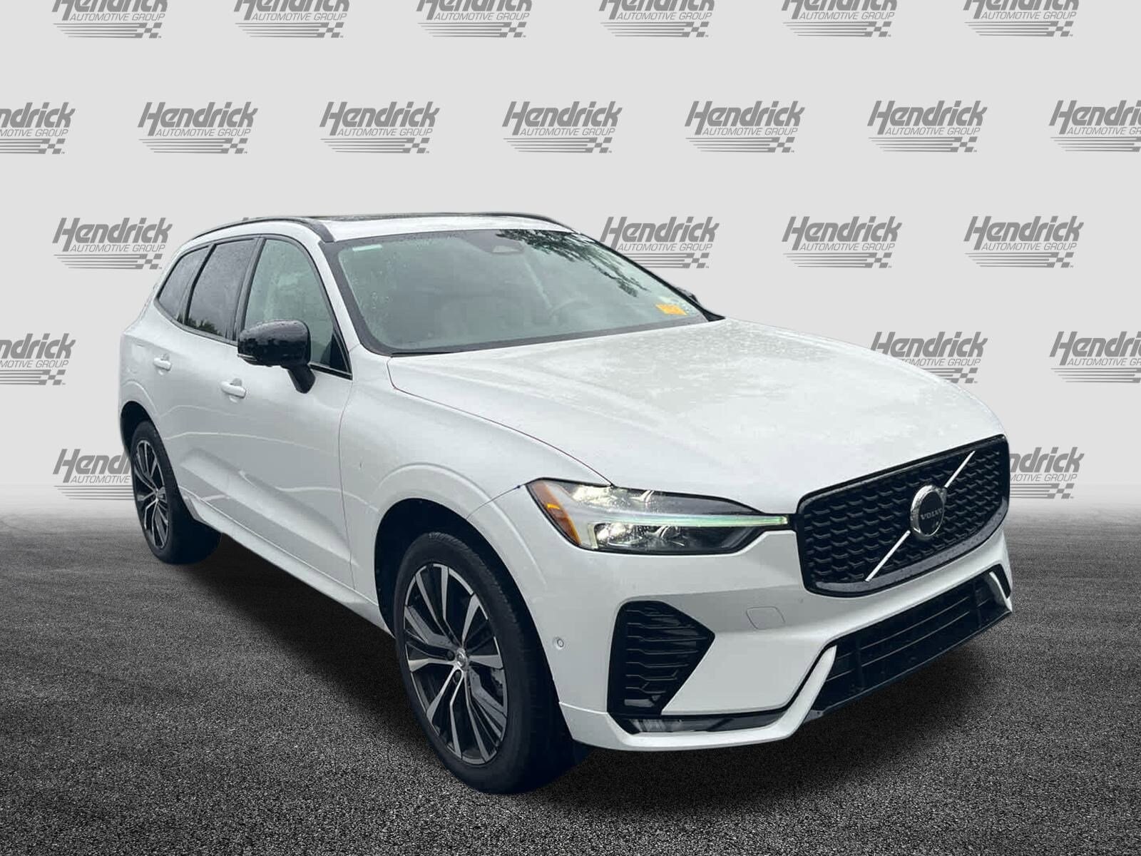 2023 Volvo XC60 Plus photo 2