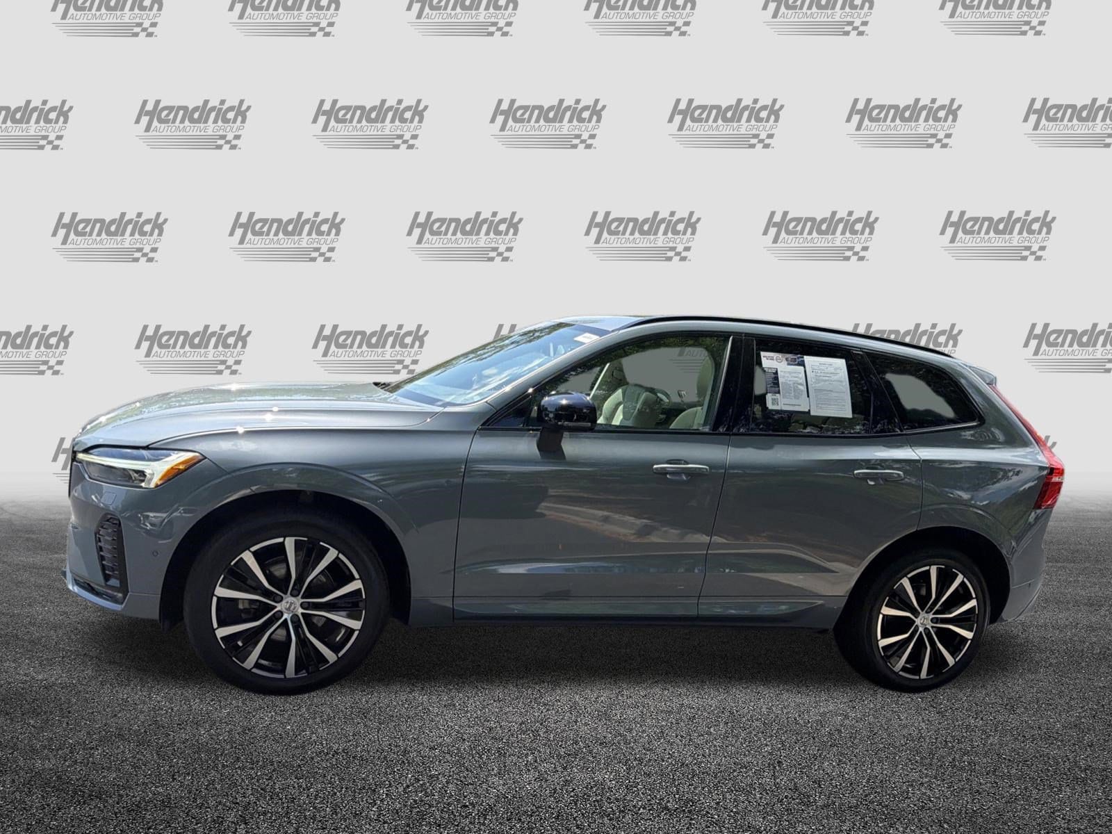 2023 Volvo XC60 Plus Dark Theme photo 6