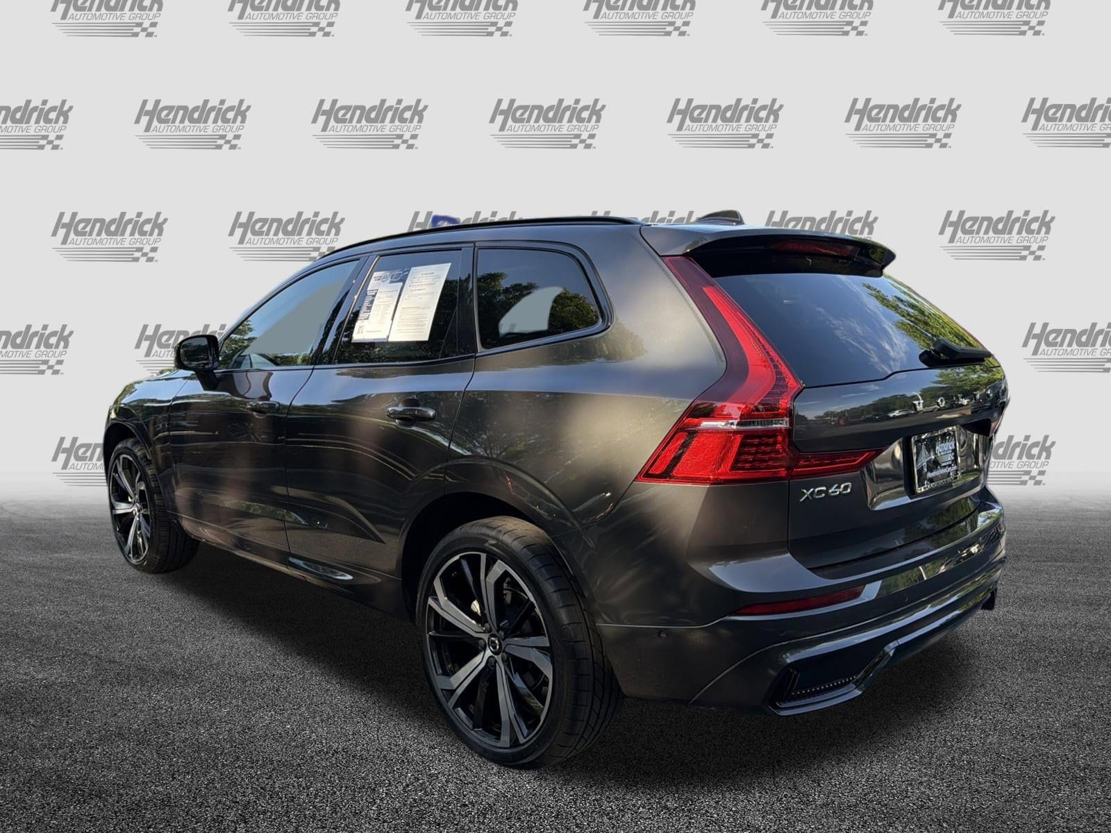2023 Volvo XC60 Ultimate Dark Theme photo 3