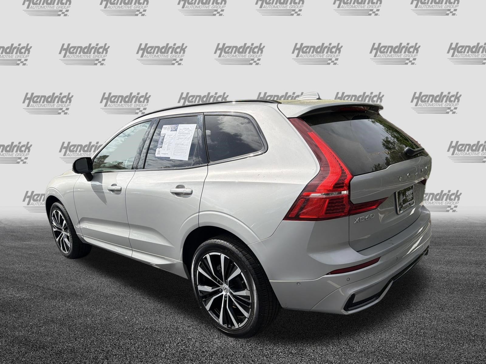 2025 Volvo XC60 Plus photo 3