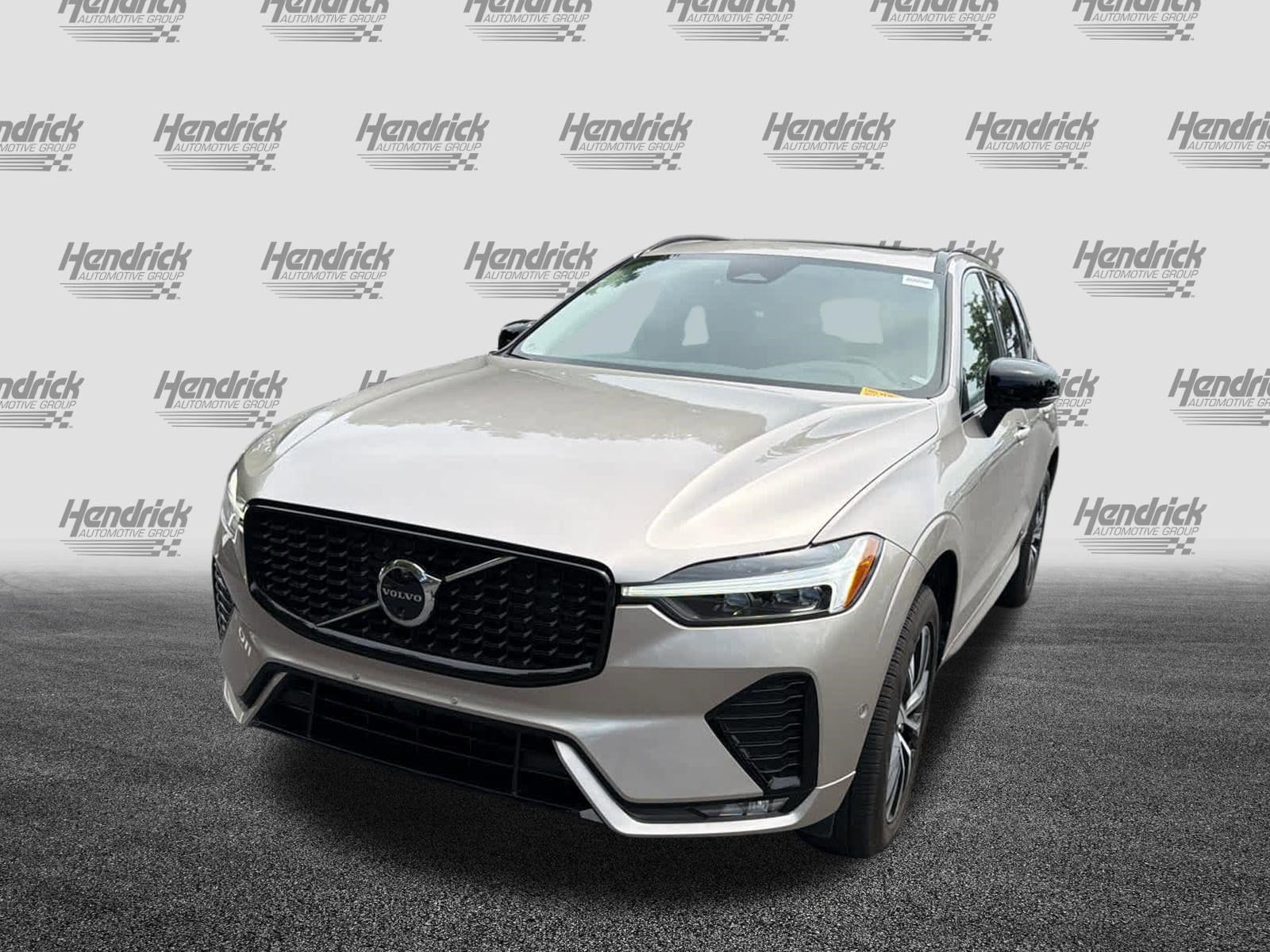 2025 Volvo XC60 Plus photo 4