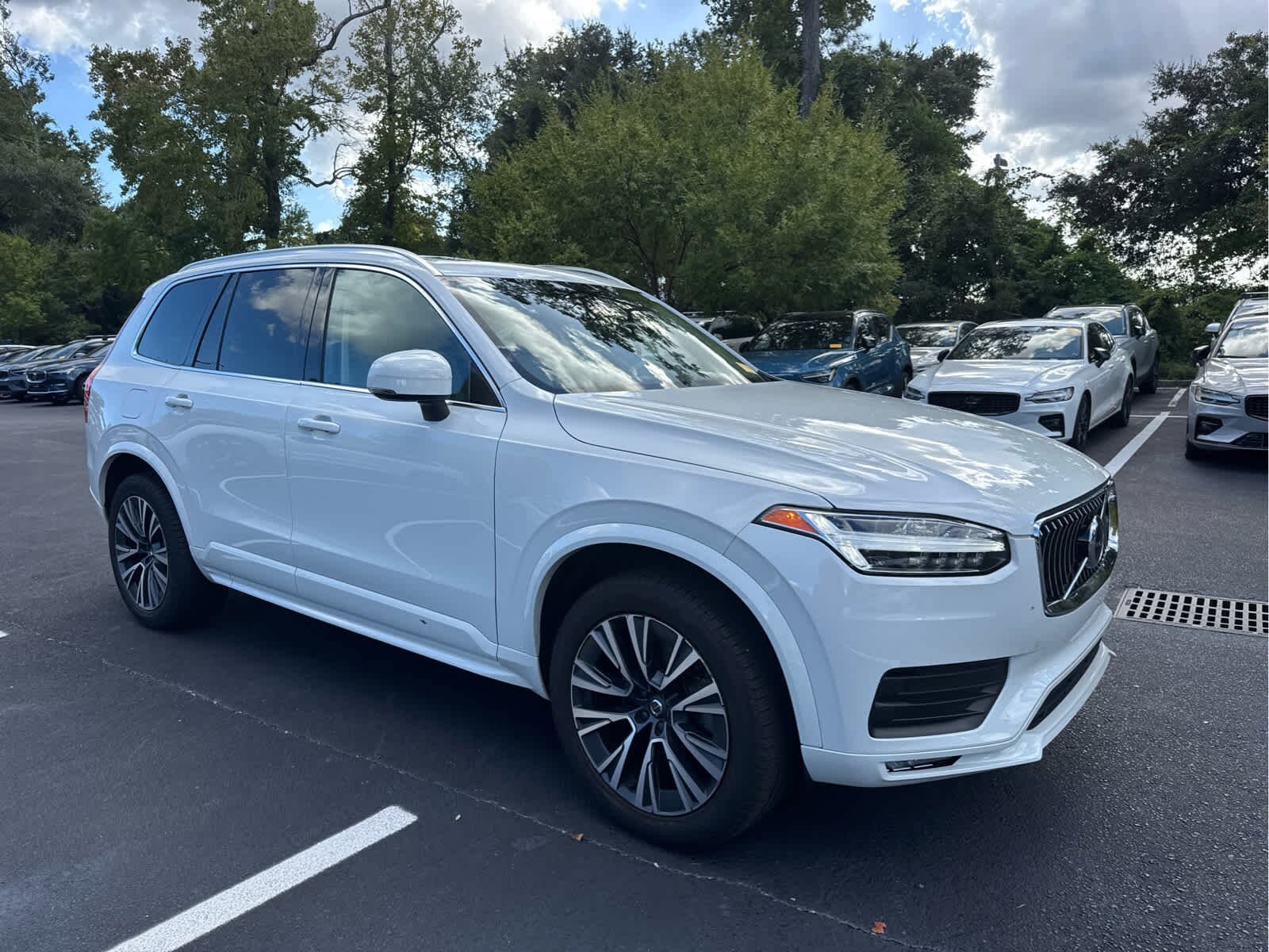 2022 Volvo XC90 Momentum photo 2