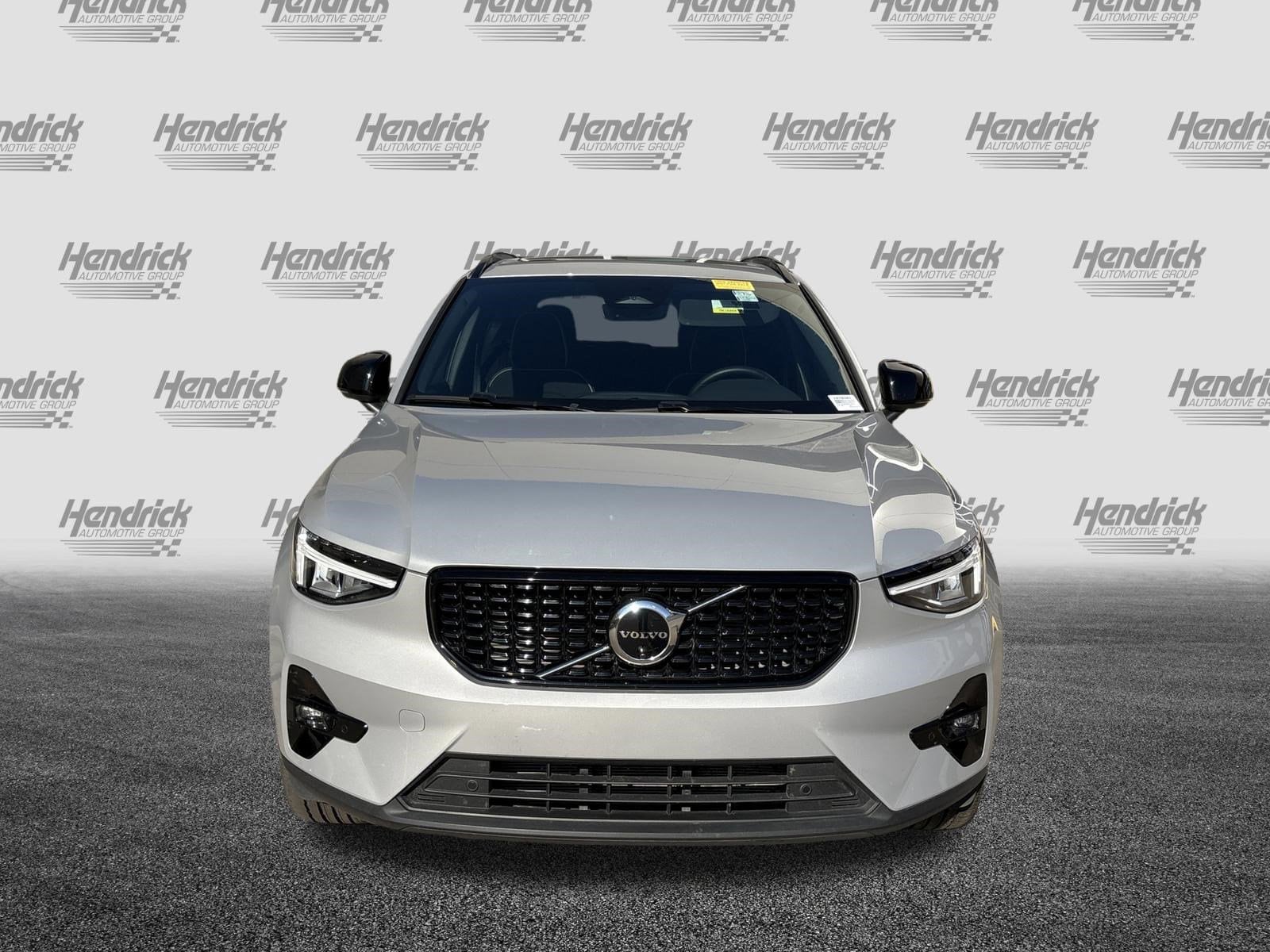 2025 Volvo XC40 Plus Dark Theme photo 2