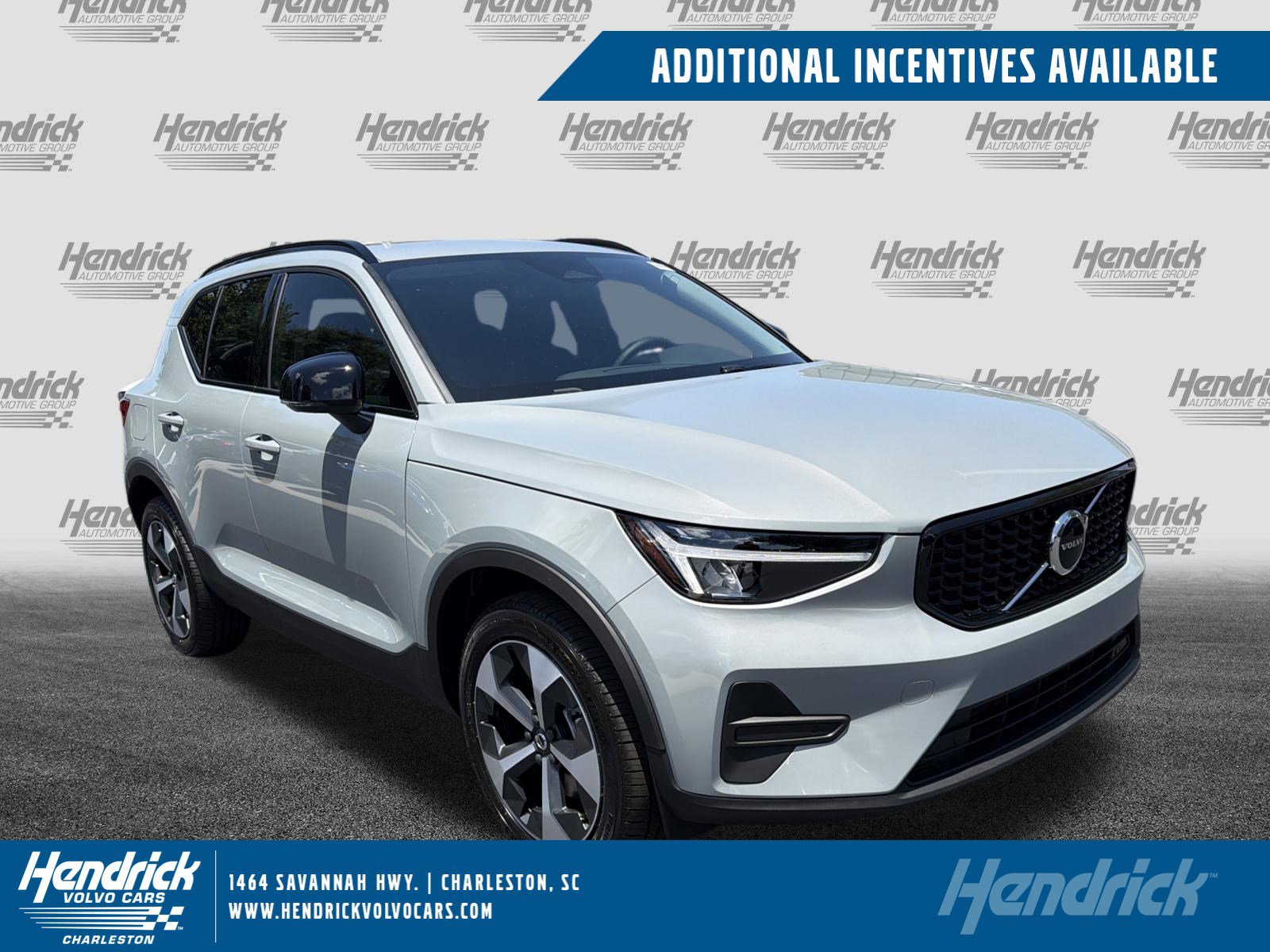 2026 Volvo XC40 B4 Core Dark FWD's photo