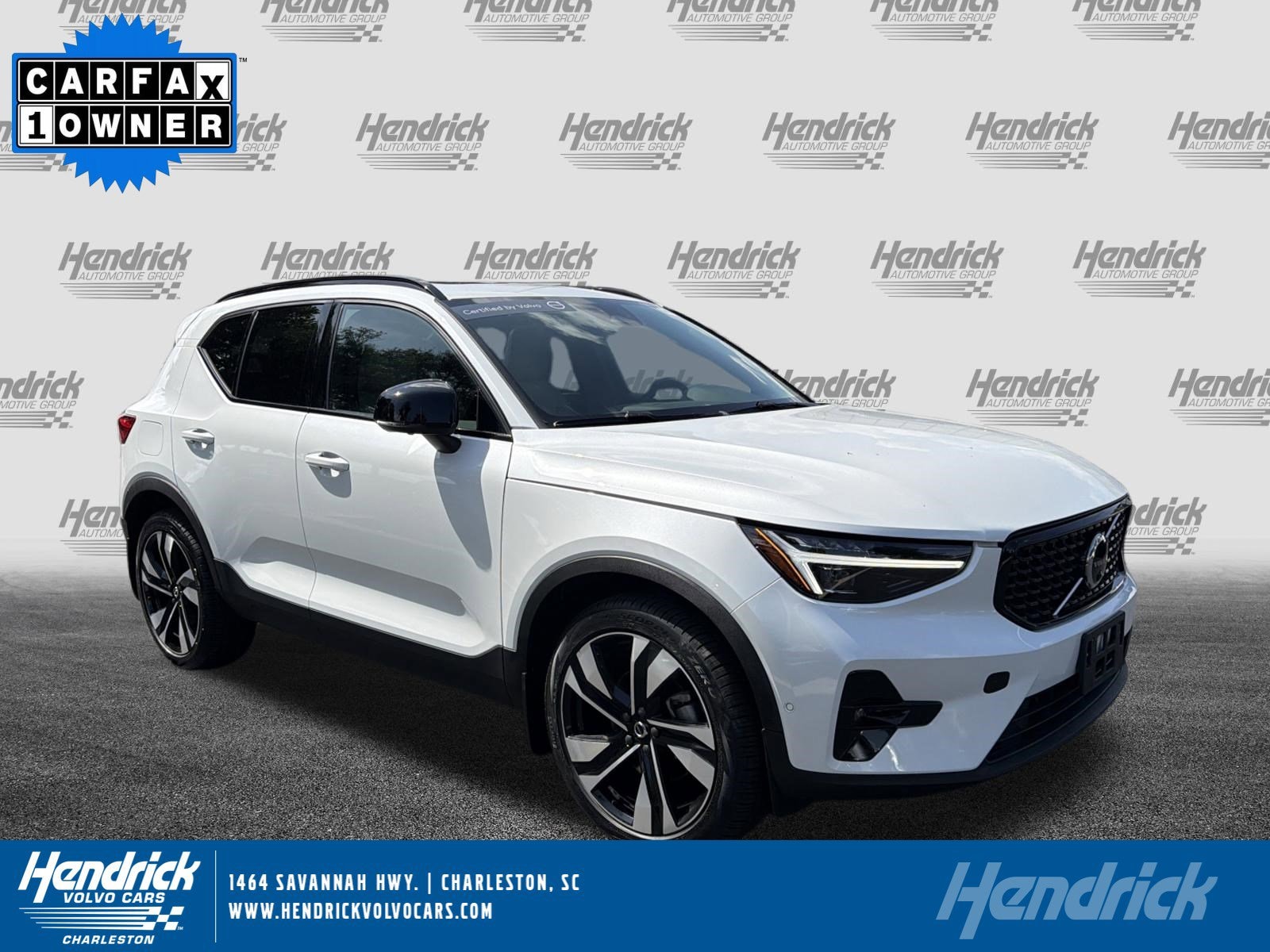 2023 Volvo XC40 B5 Ultimate Dark AWD's photo