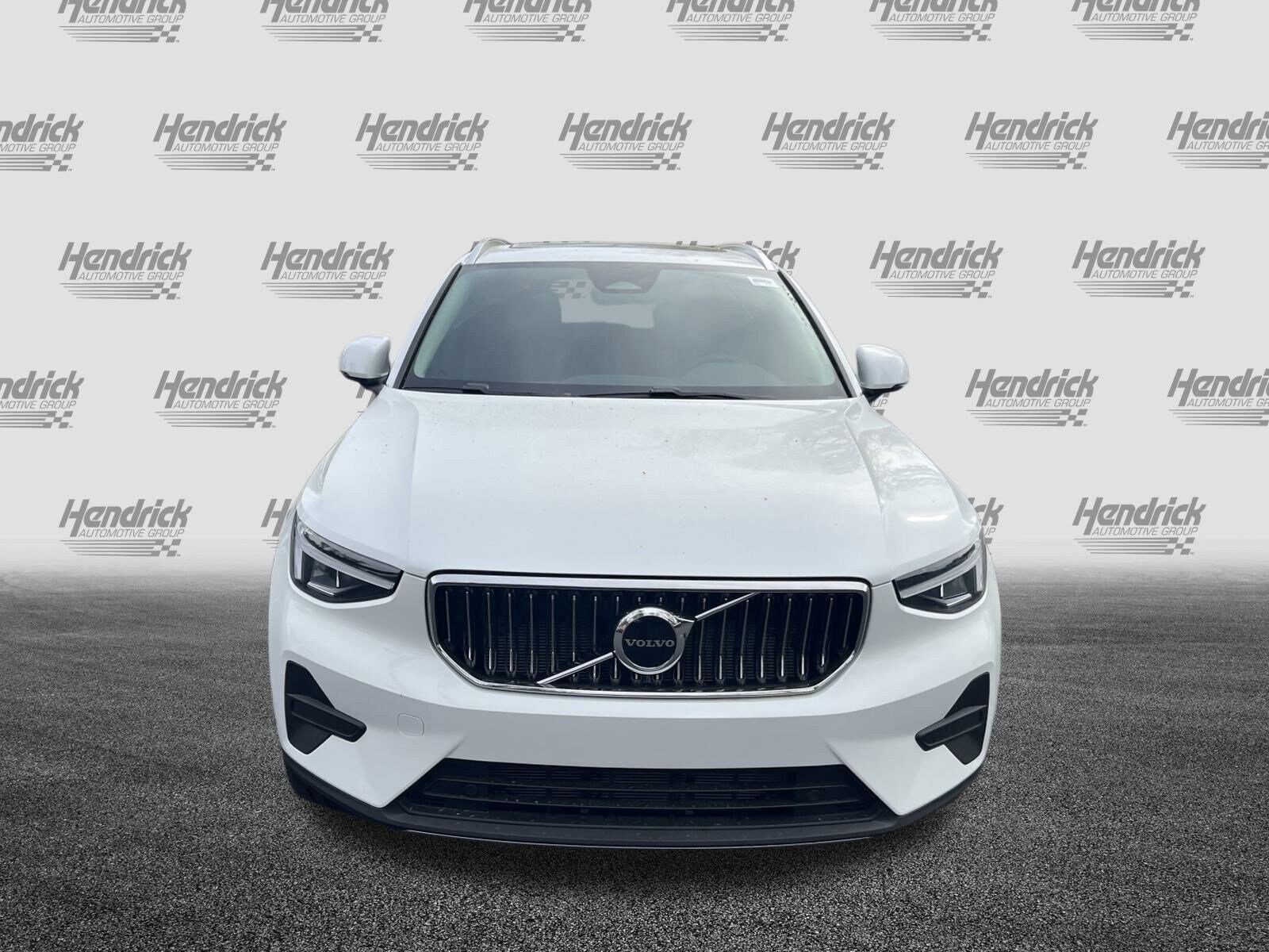 2025 Volvo XC40 Core photo 2
