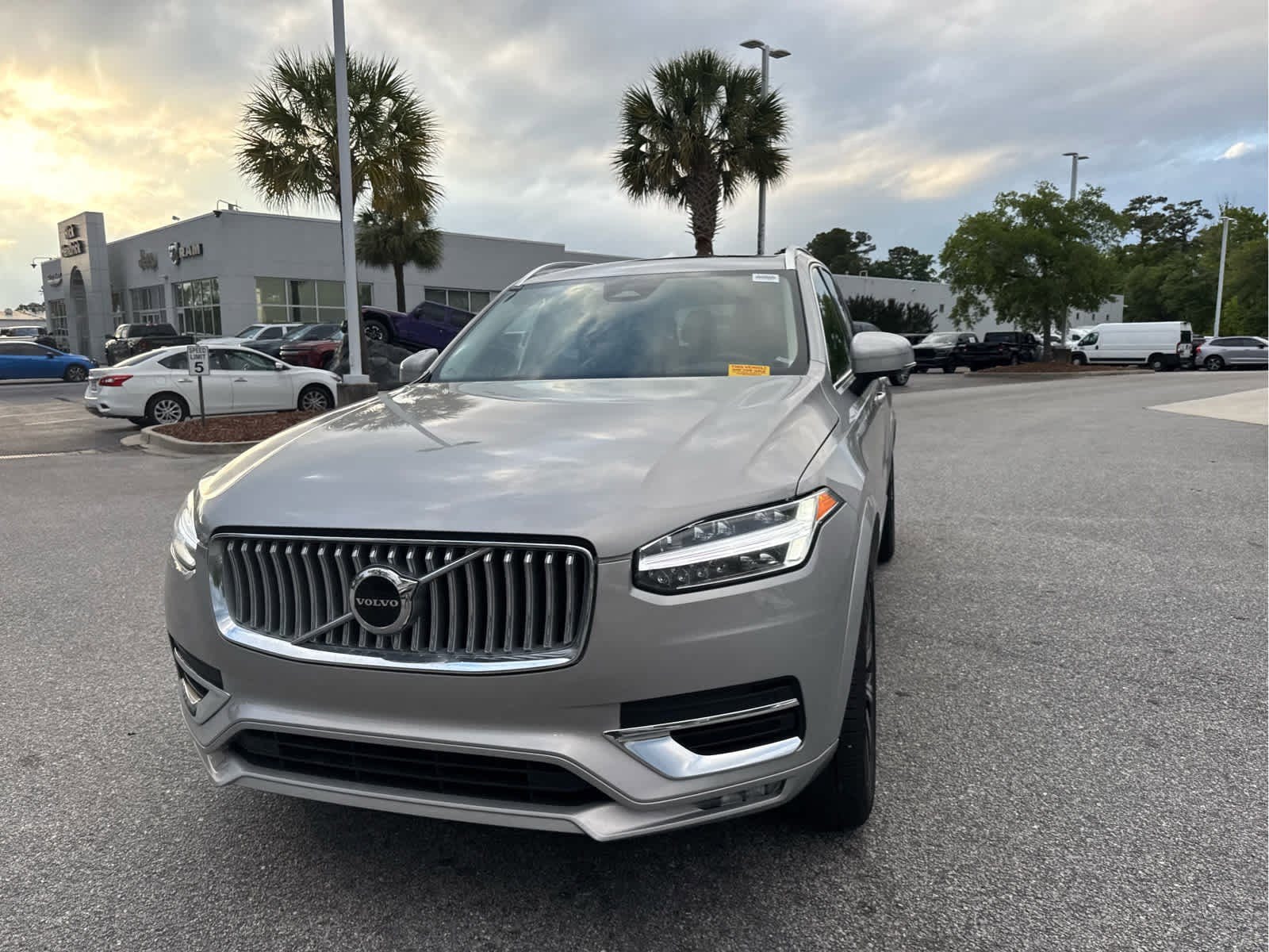 2025 Volvo XC90 Core photo 3