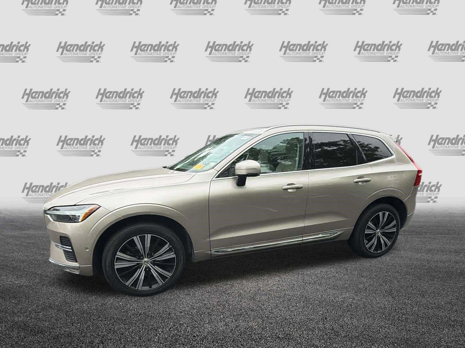2023 Volvo XC60 Plus Bright Theme photo 3