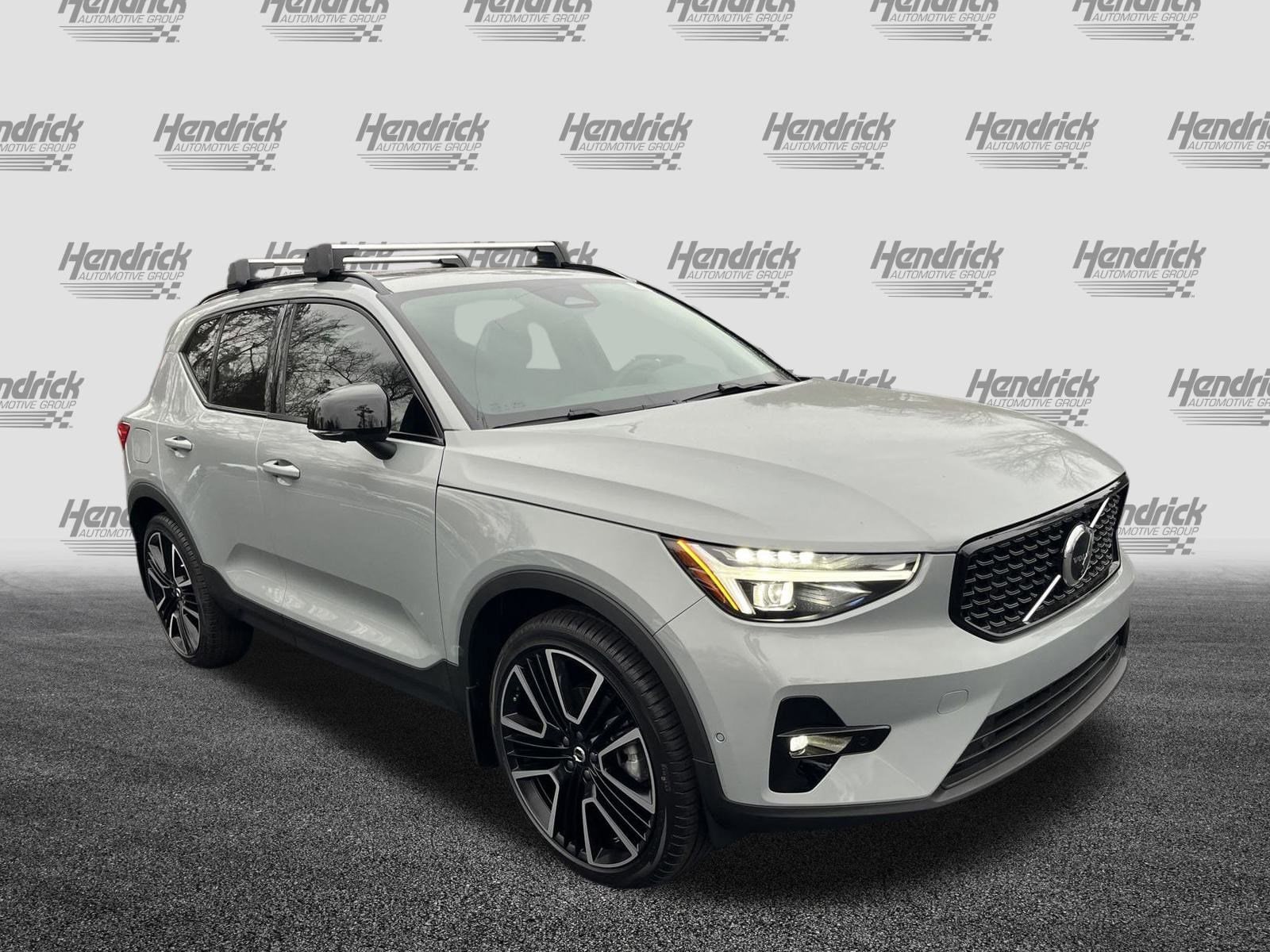 2025 Volvo XC40 Plus photo 2