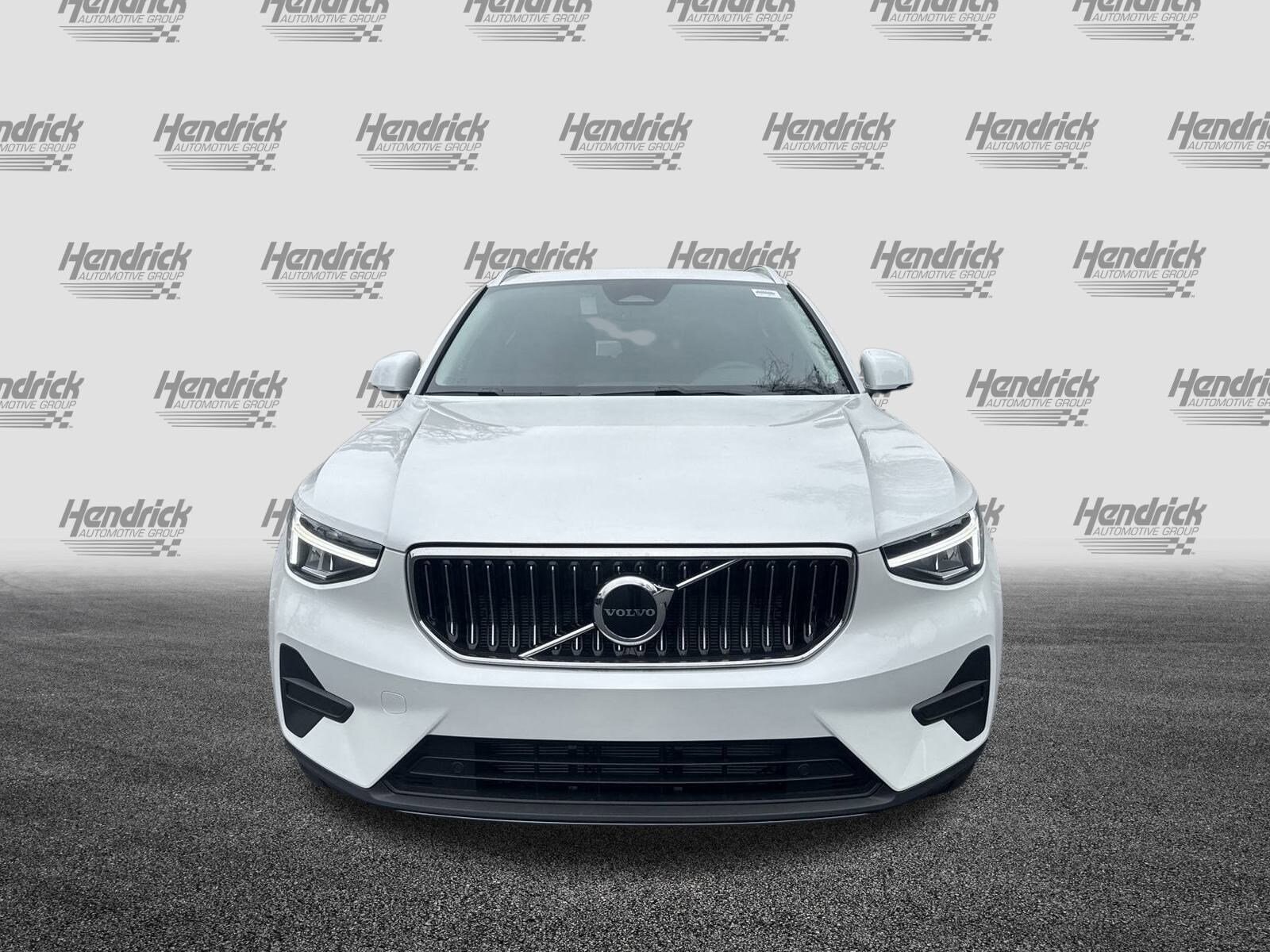 2025 Volvo XC40 Core photo 2