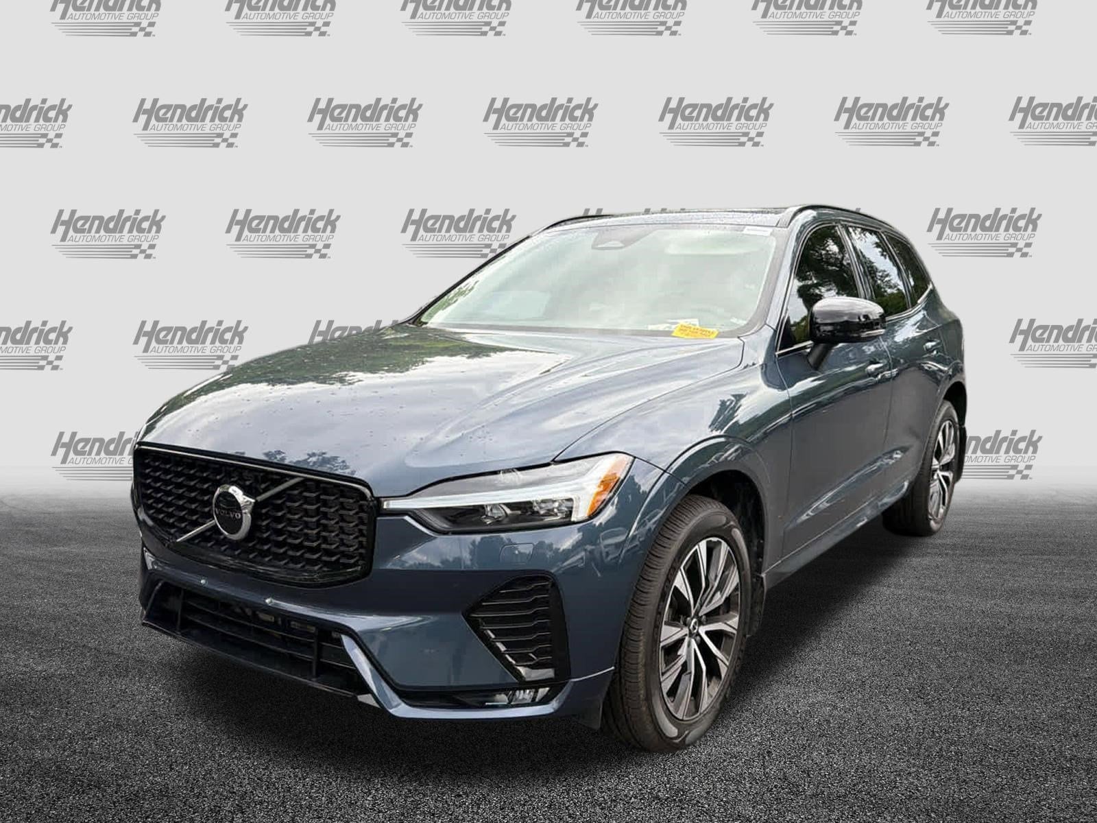 2024 Volvo XC60 Core Dark Theme photo 6