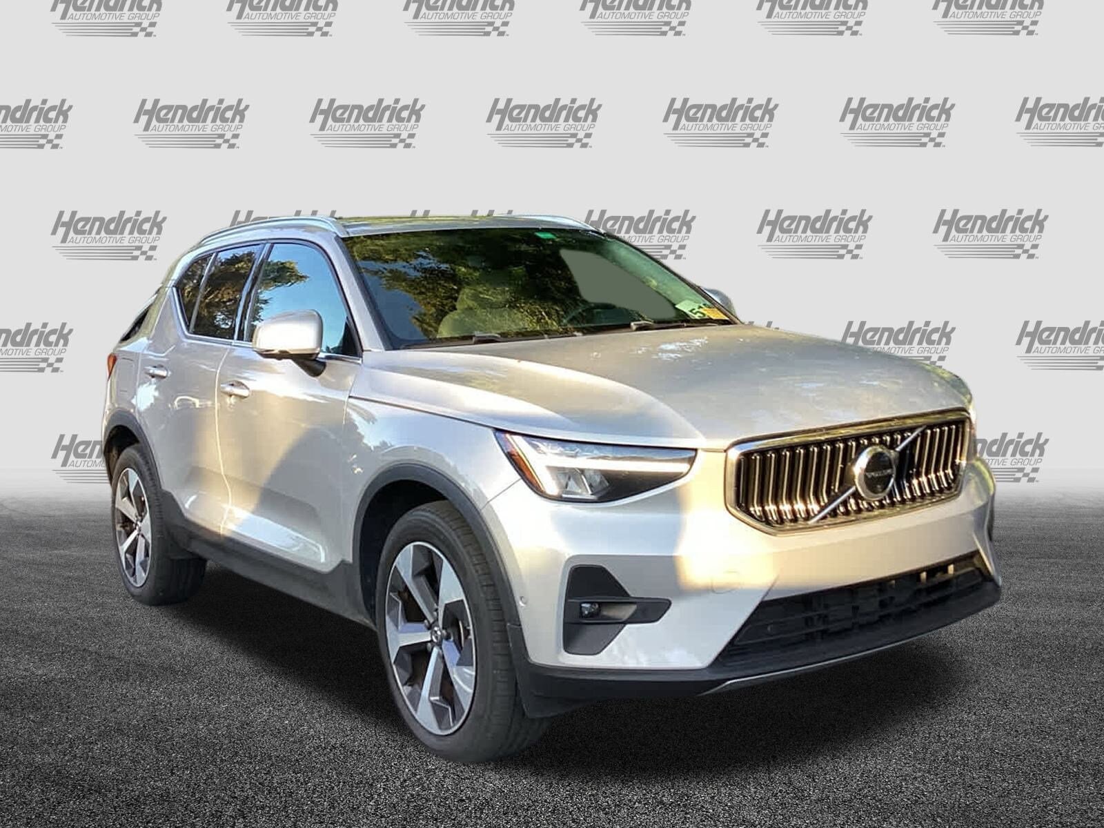 2023 Volvo XC40 Plus photo 2