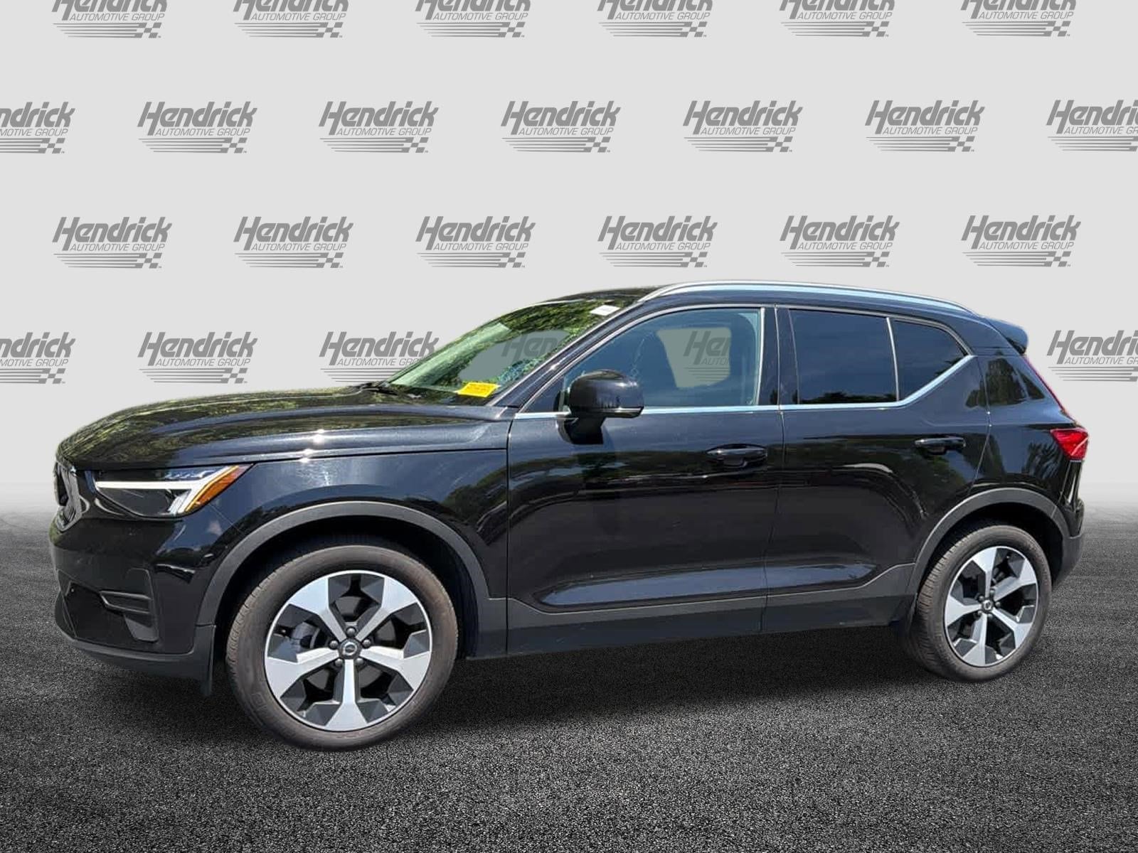 2025 Volvo XC40 Core Bright Theme photo 3