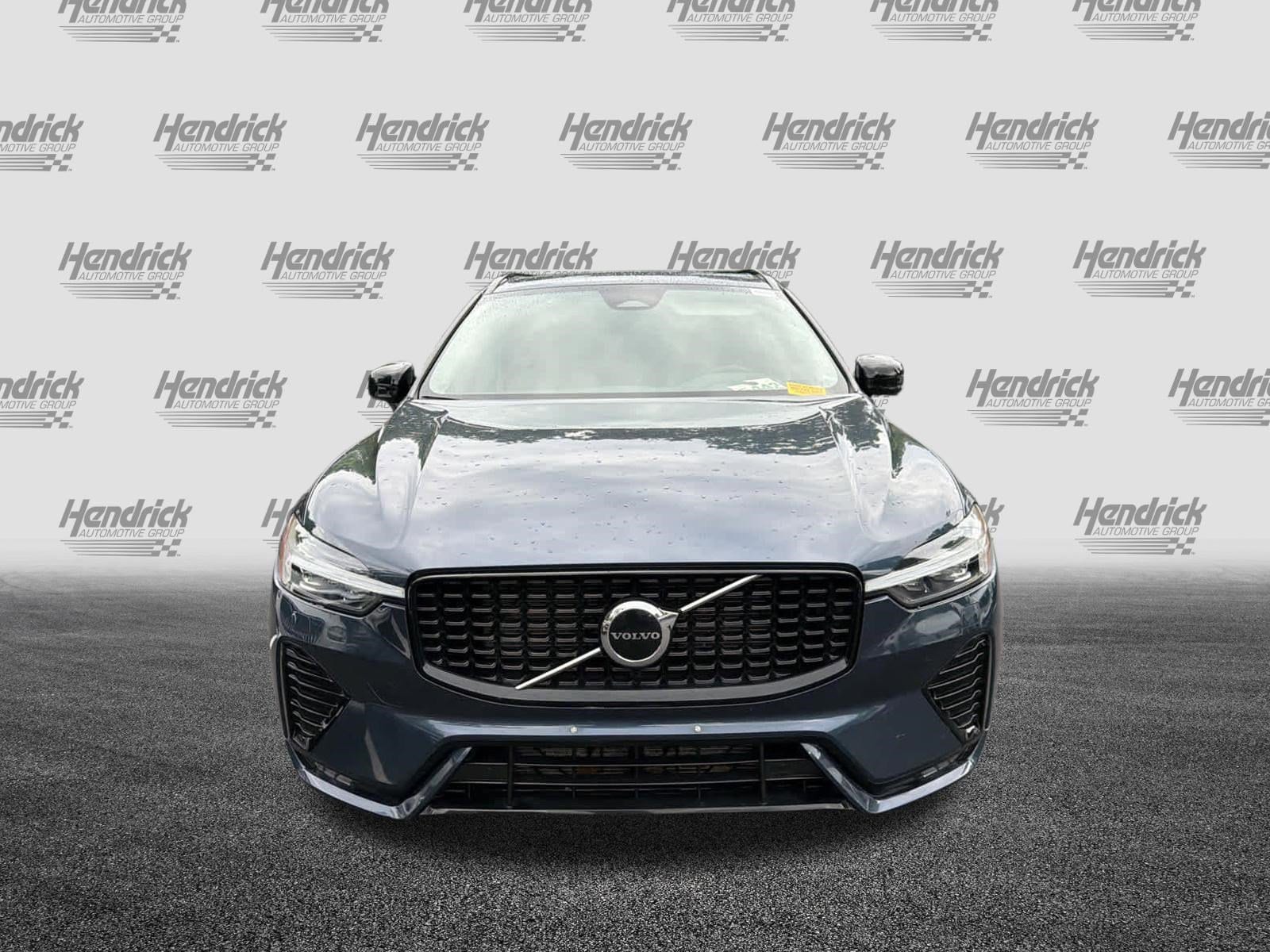 2024 Volvo XC60 Core Dark Theme photo 2