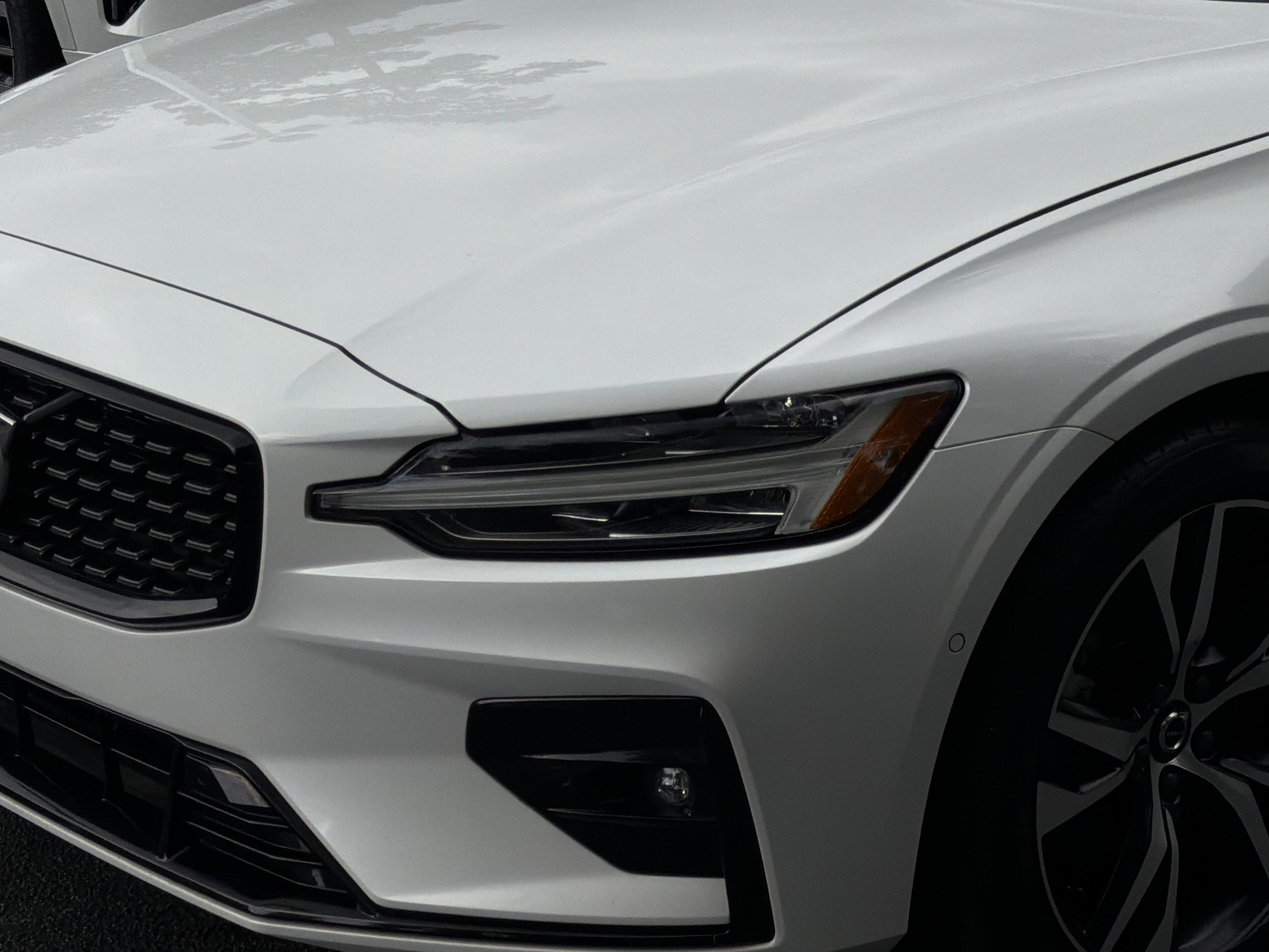 Volvo S60 Plus Dark Theme