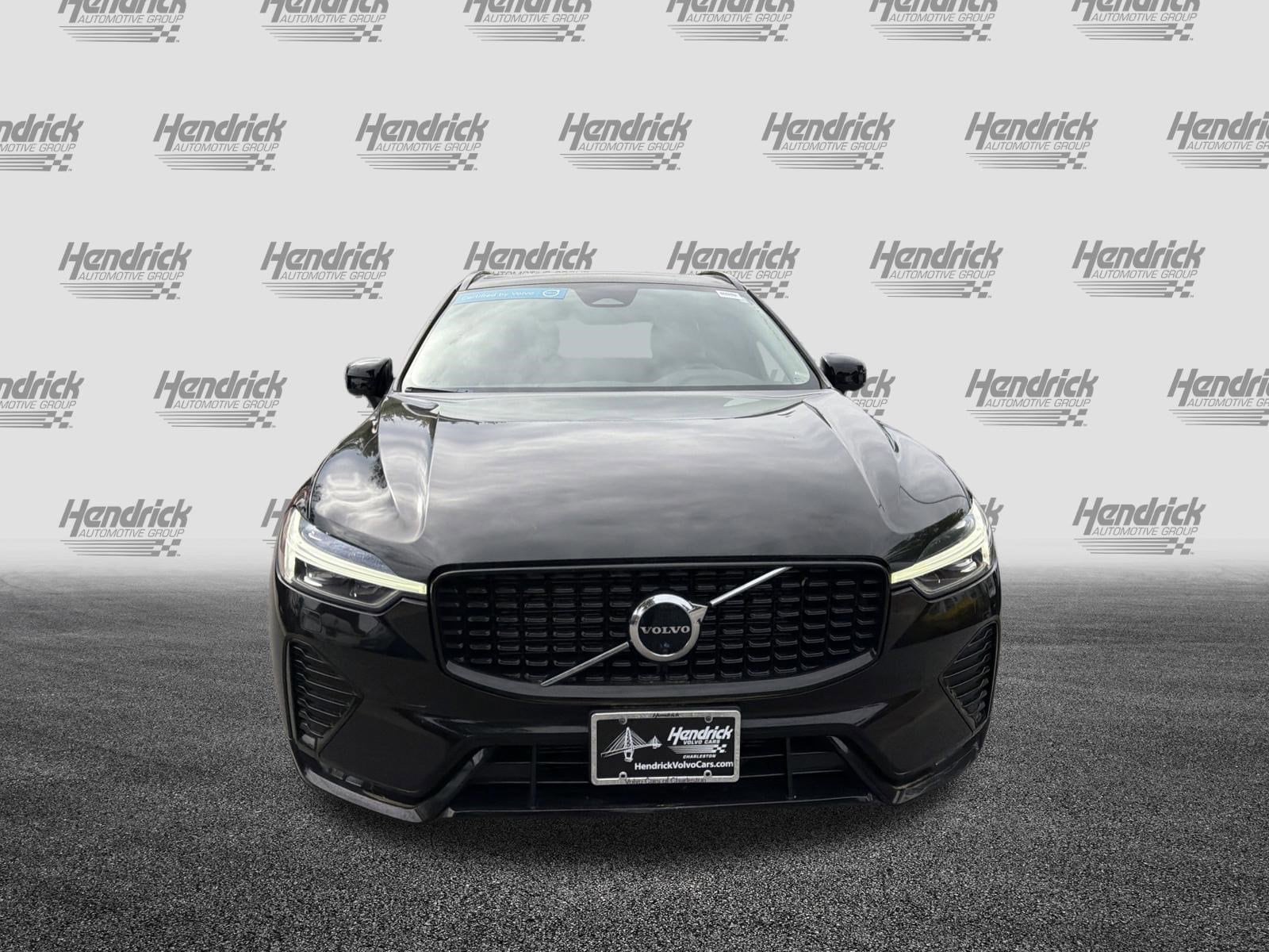 2023 Volvo XC60 Plus Dark Theme photo 2