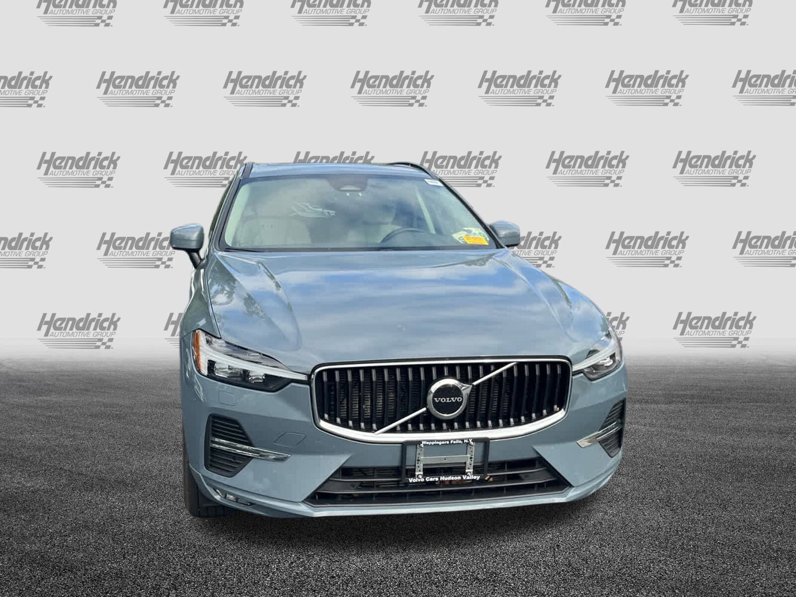 2023 Volvo XC60 Core Hybrid photo 3