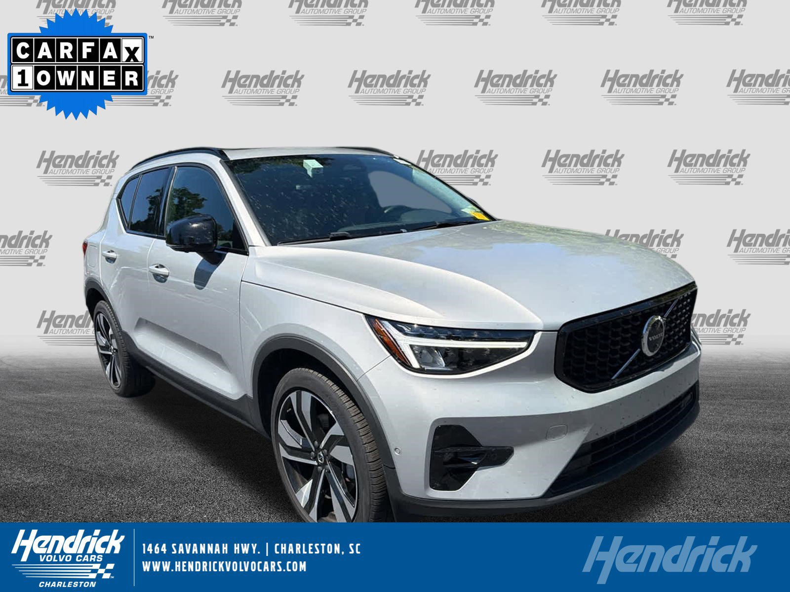 2025 Volvo XC40 B5 Plus Dark AWD's photo