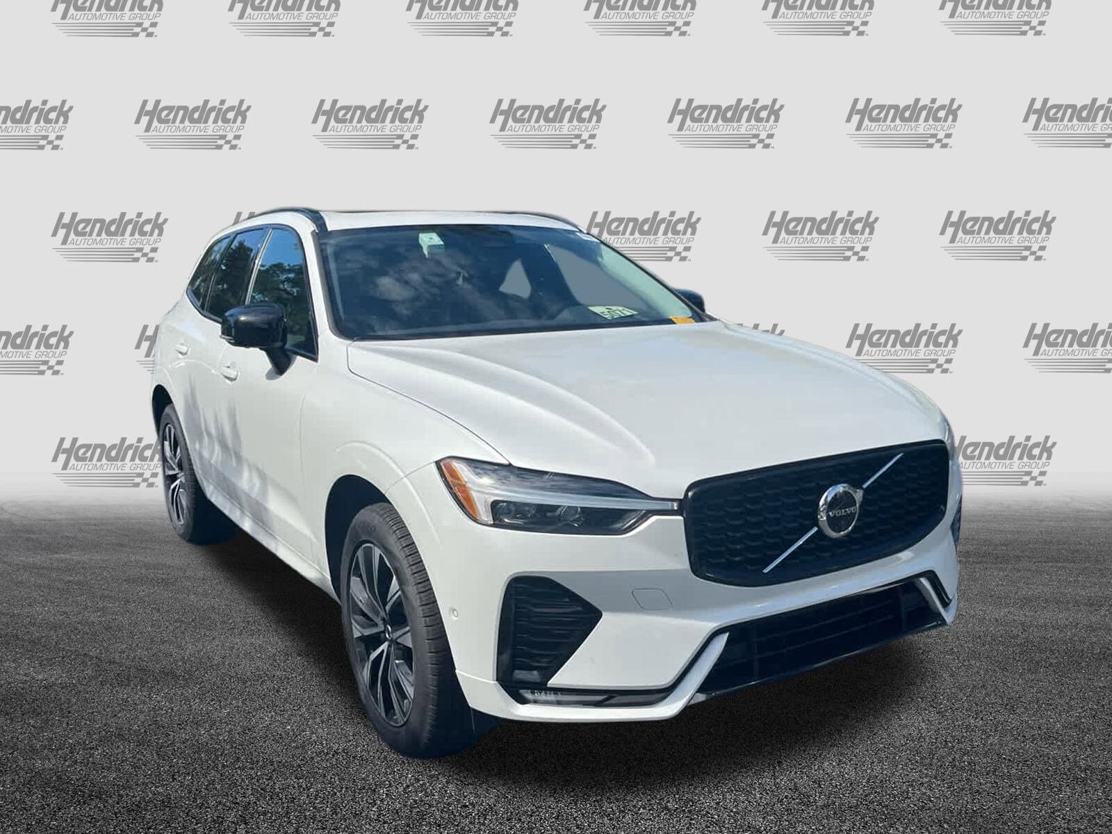 2025 Volvo XC60 Plus photo 3