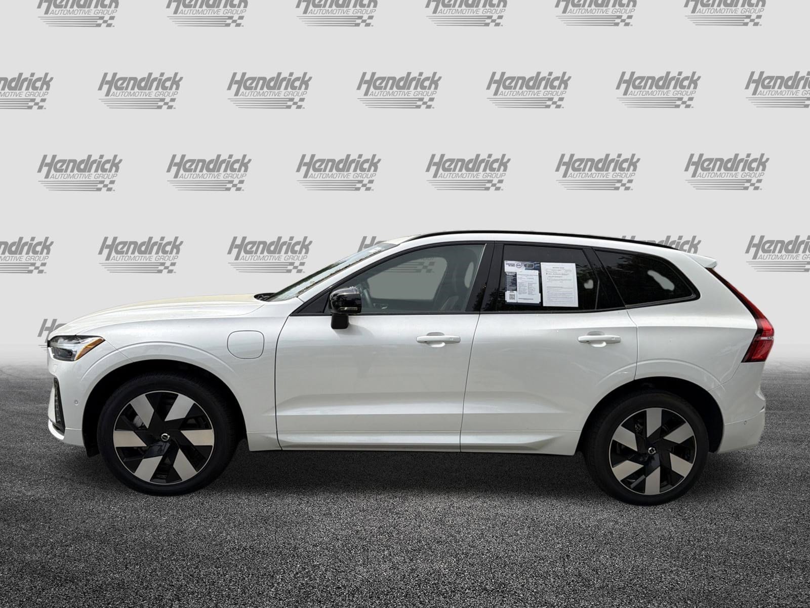2024 Volvo XC60 Recharge Plug-In Hybrid Plus Dark Theme photo 6