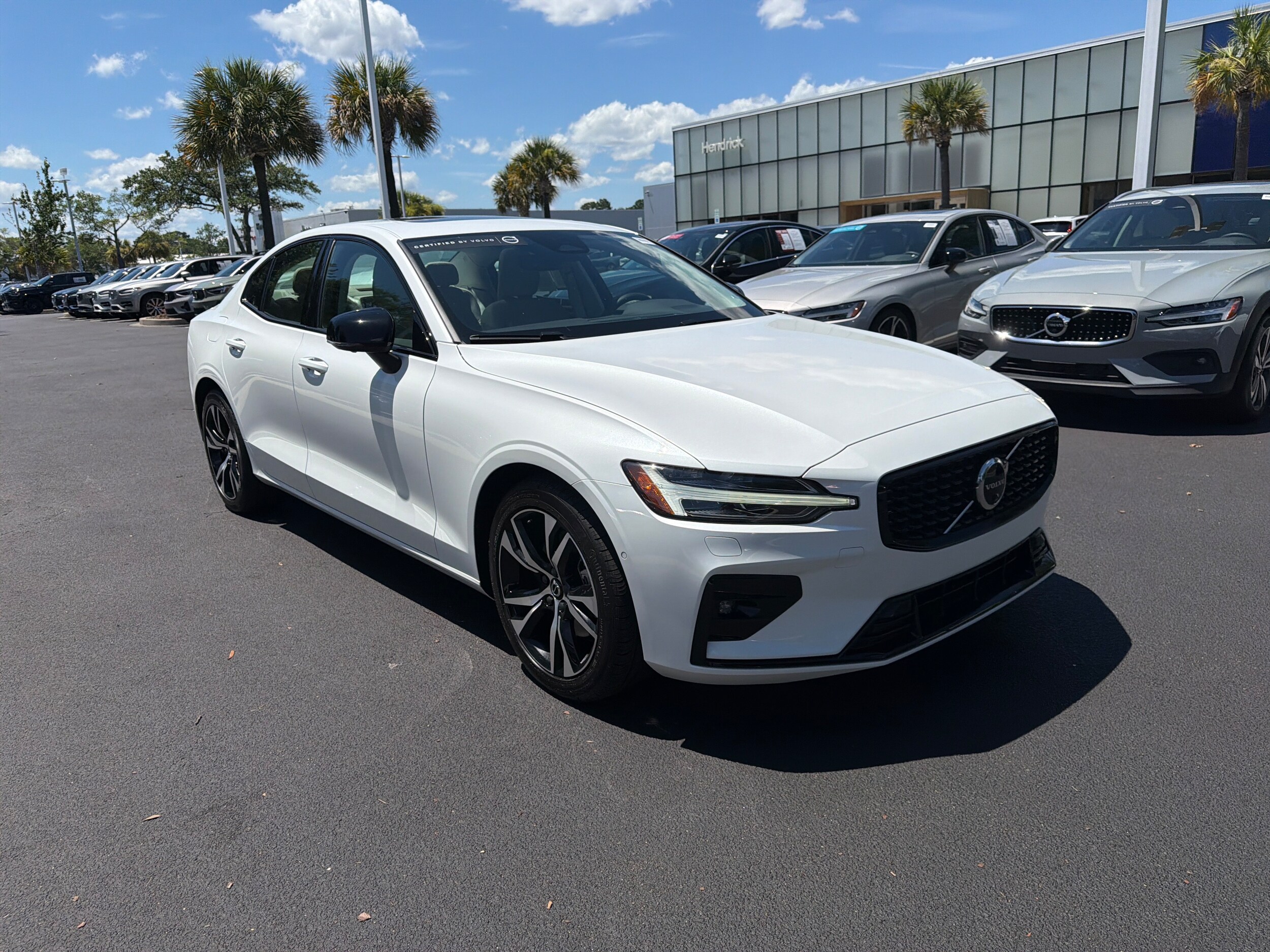 Volvo S60 Plus Dark Theme