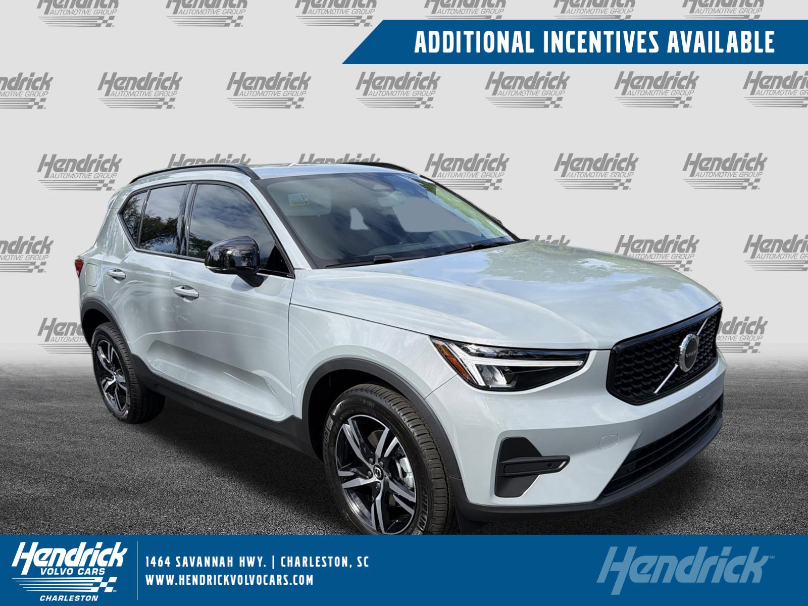 2026 Volvo XC40 B4 Core Dark FWD's photo