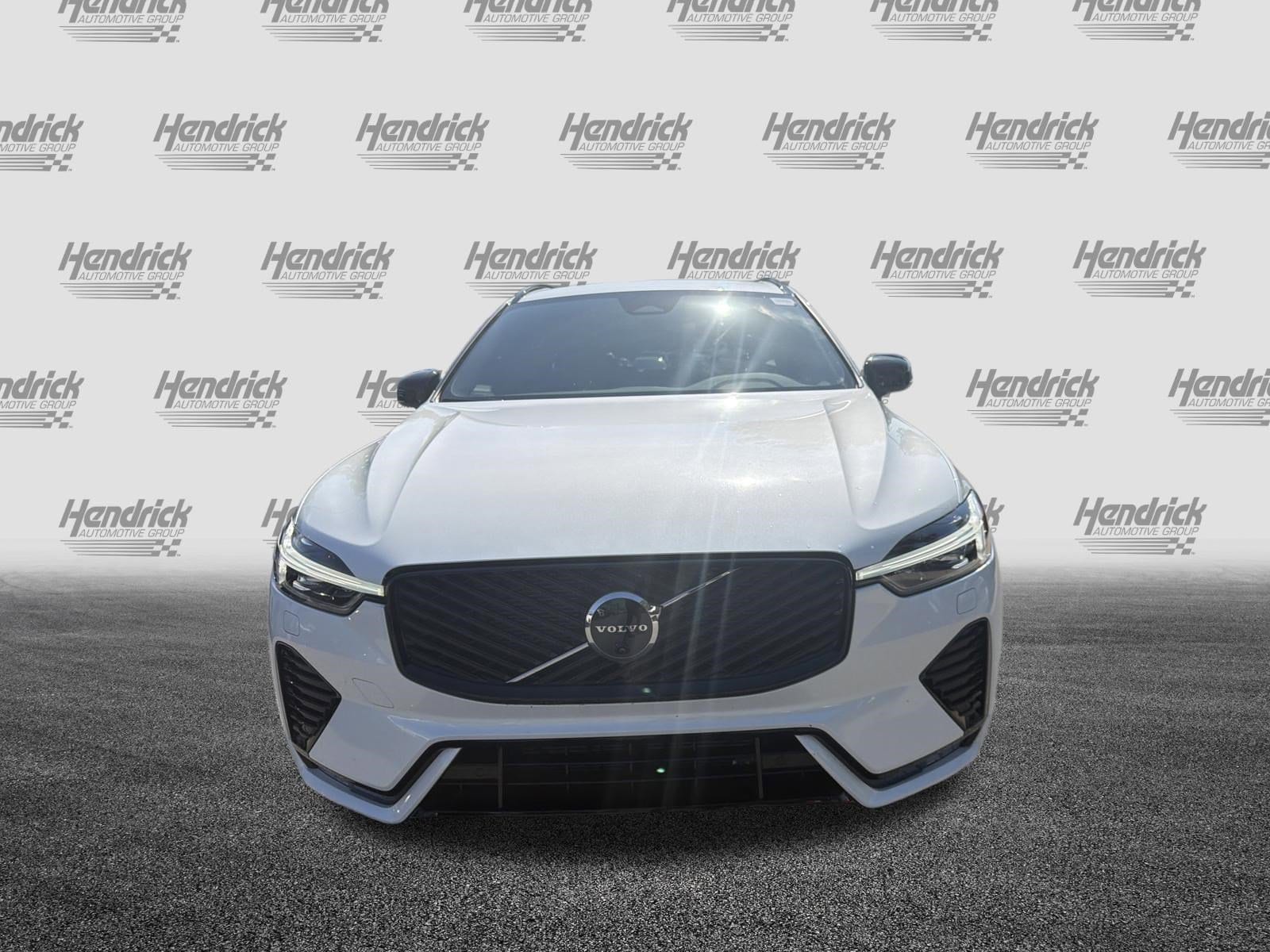 2026 Volvo XC60 Plus photo 2