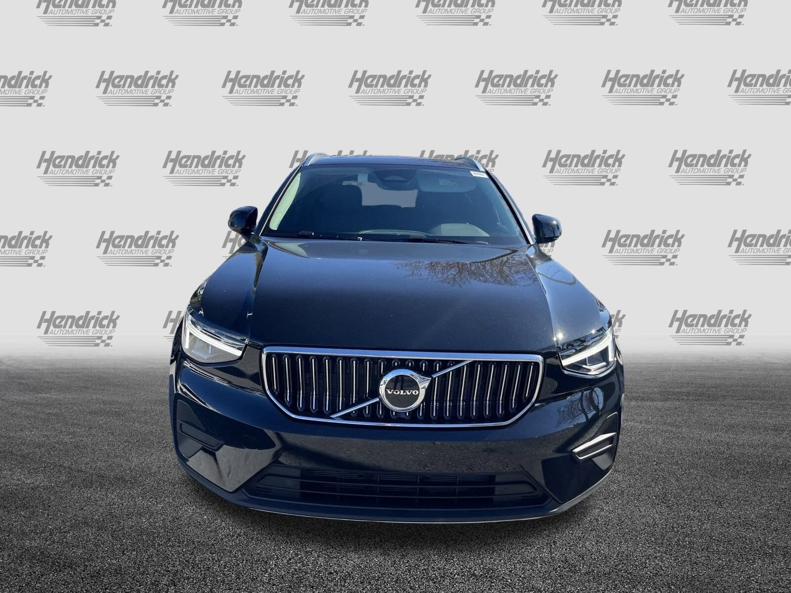 2025 Volvo XC40 Core photo 3