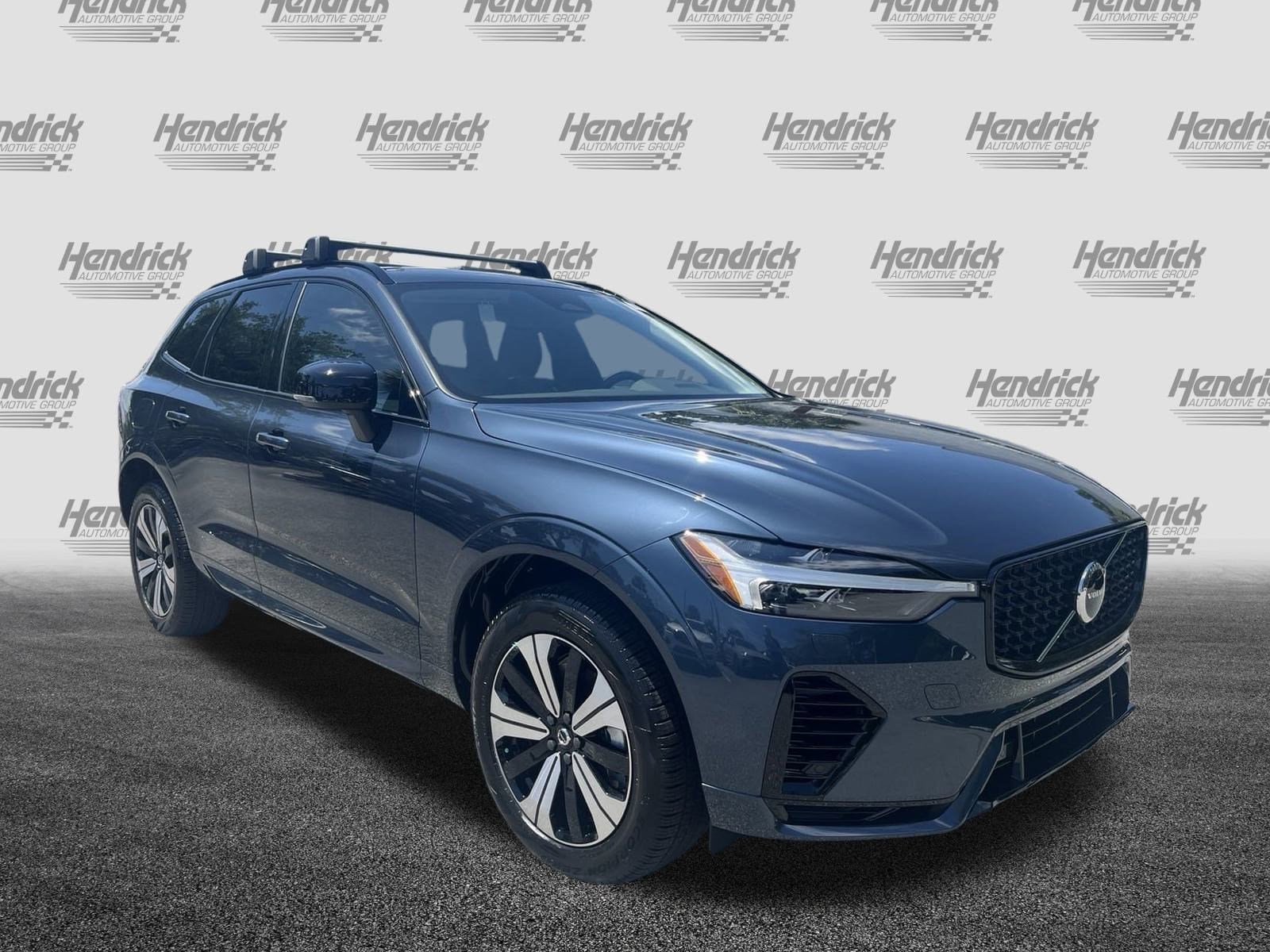 2024 Volvo XC60 Recharge Plug-In Hybrid Core Dark Theme