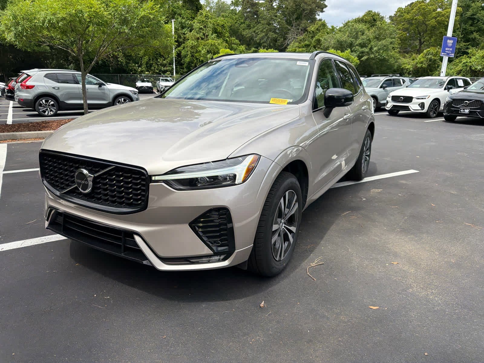 2025 Volvo XC60 Core photo 4