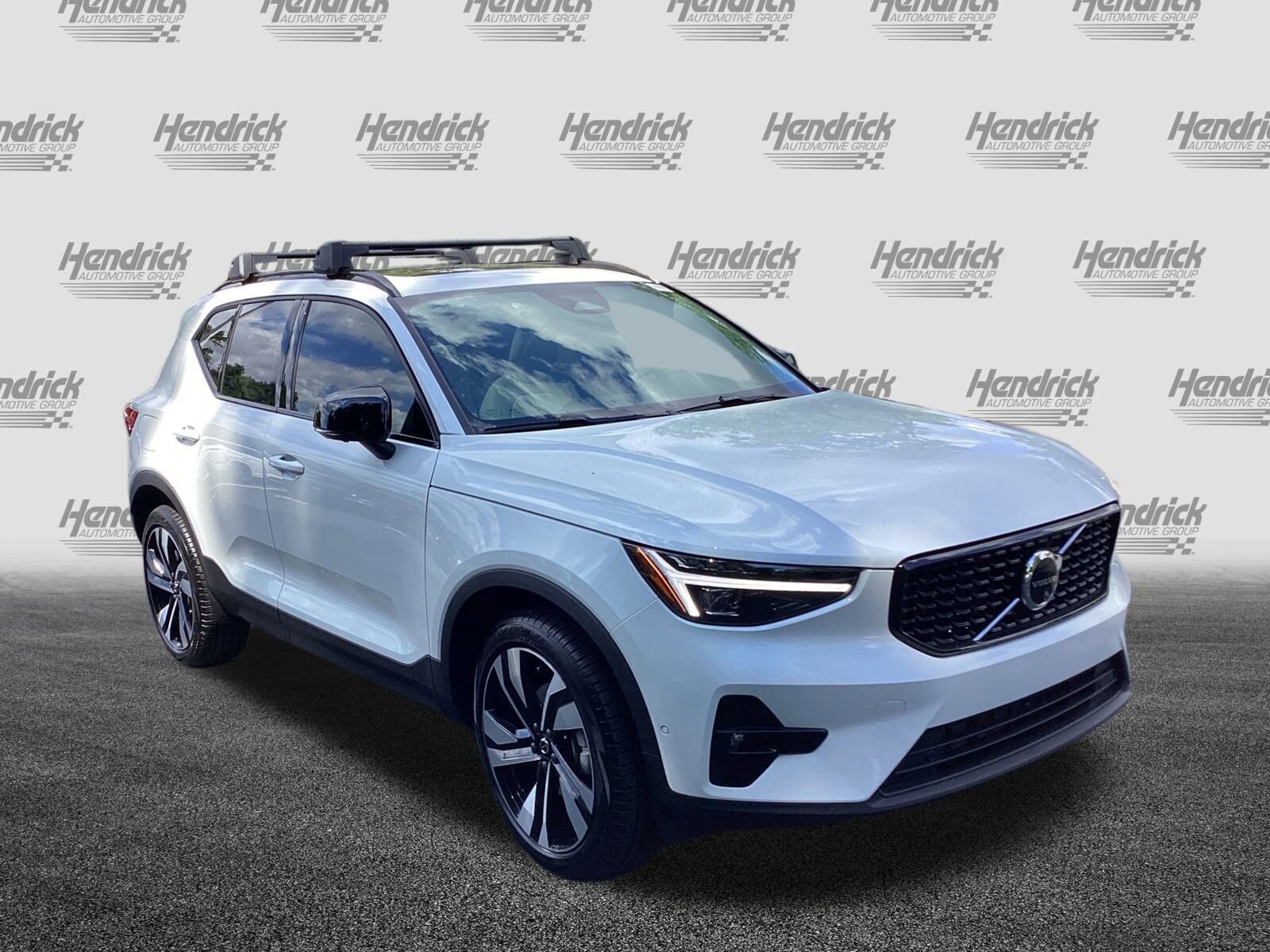 2026 Volvo XC40 AWD Core photo 2