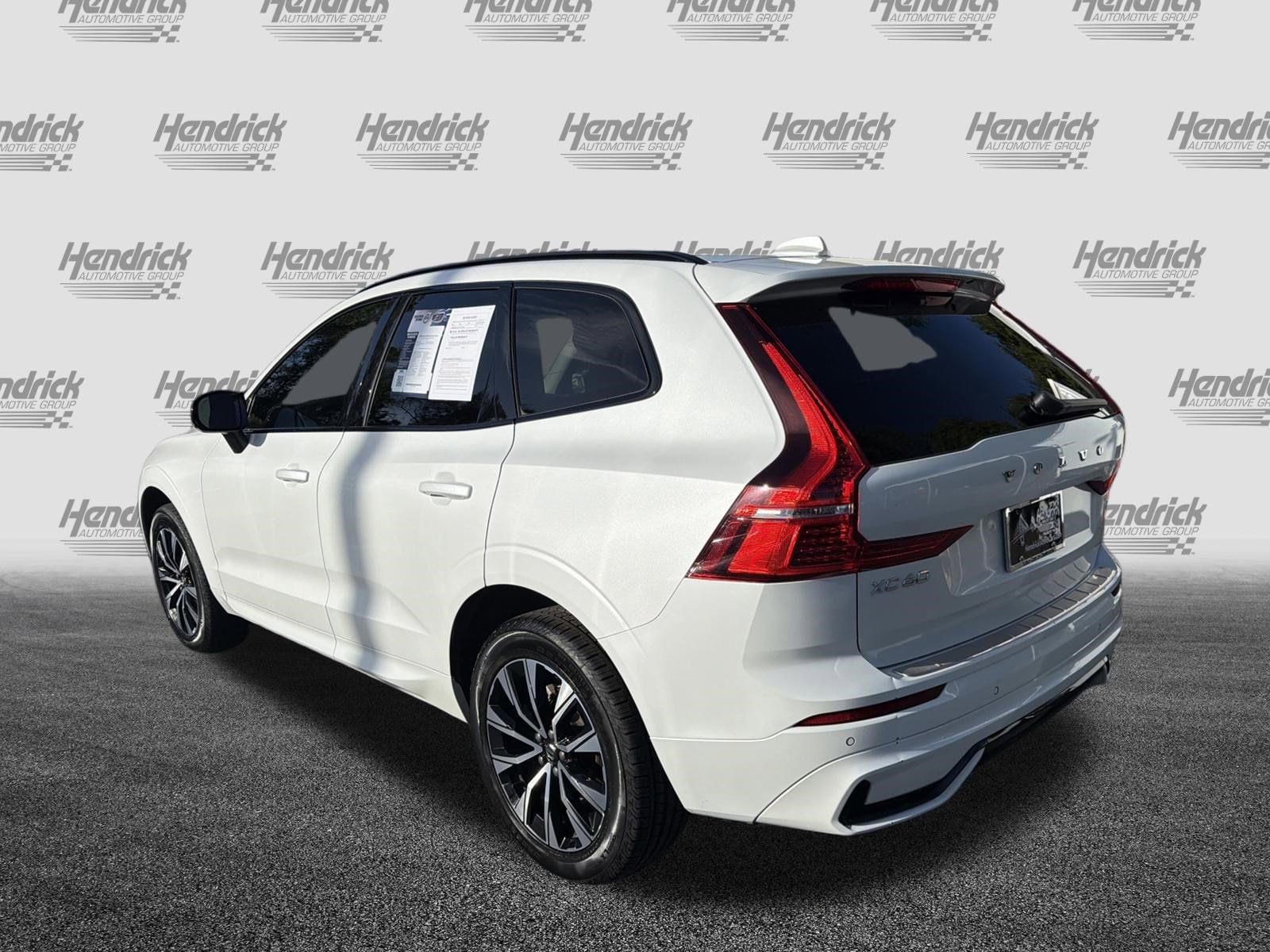 2024 Volvo XC60 Core Dark Theme photo 3
