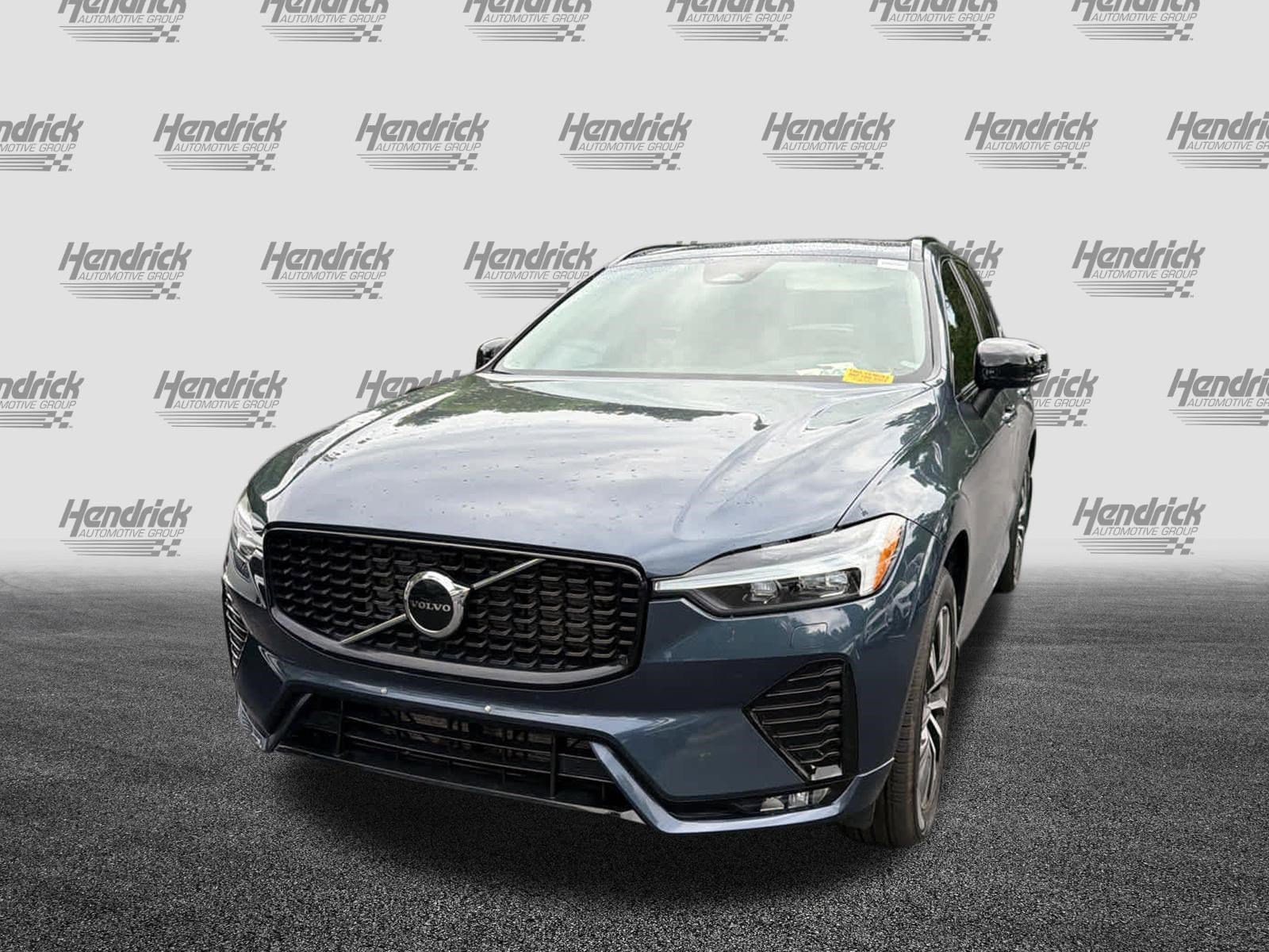 2024 Volvo XC60 Core Dark Theme photo 5