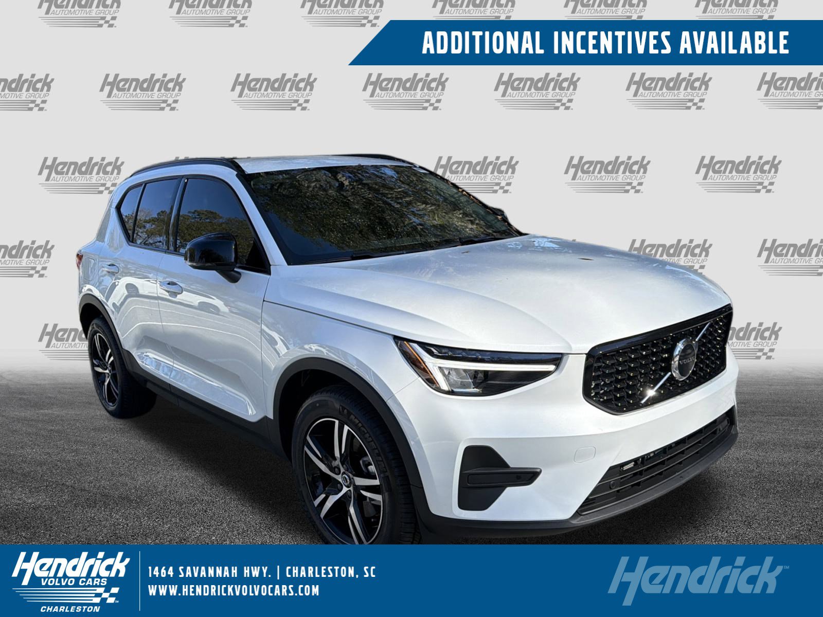 2026 Volvo XC40 B4 Core Dark FWD's photo