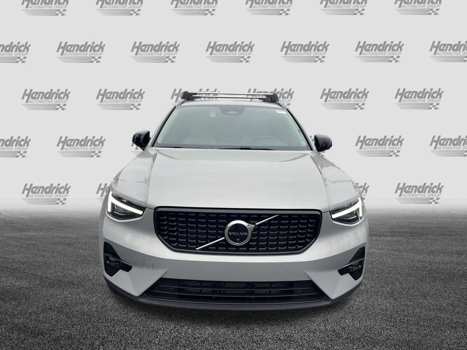 2025 Volvo XC40 photo 3