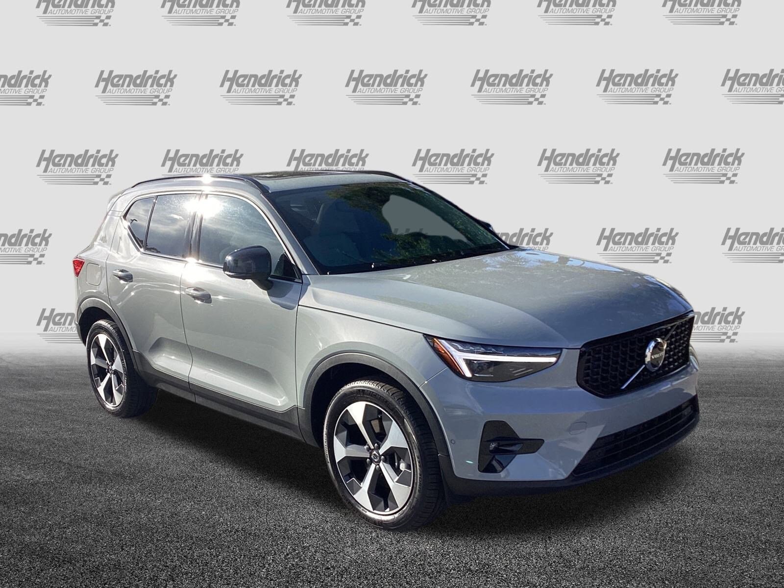 2026 Volvo XC40 AWD Core photo 2
