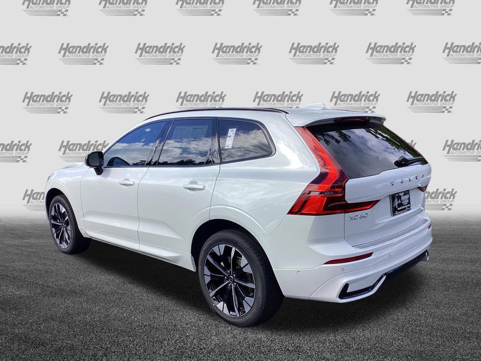 2026 Volvo XC60 Plus photo 5