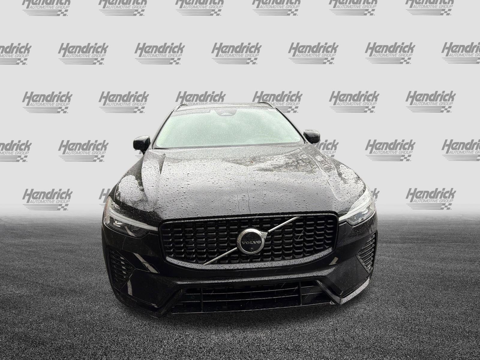 2023 Volvo XC60 Plus Dark Theme photo 2