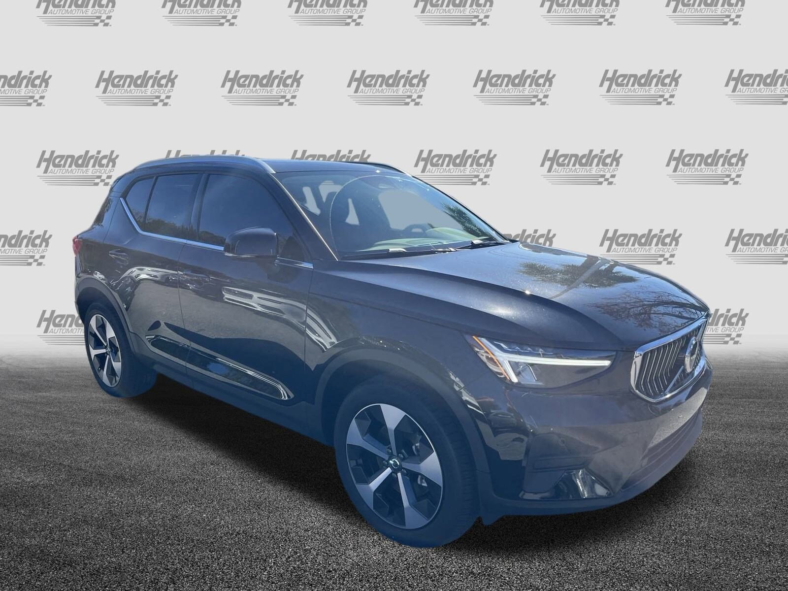 2025 Volvo XC40 Core photo 2