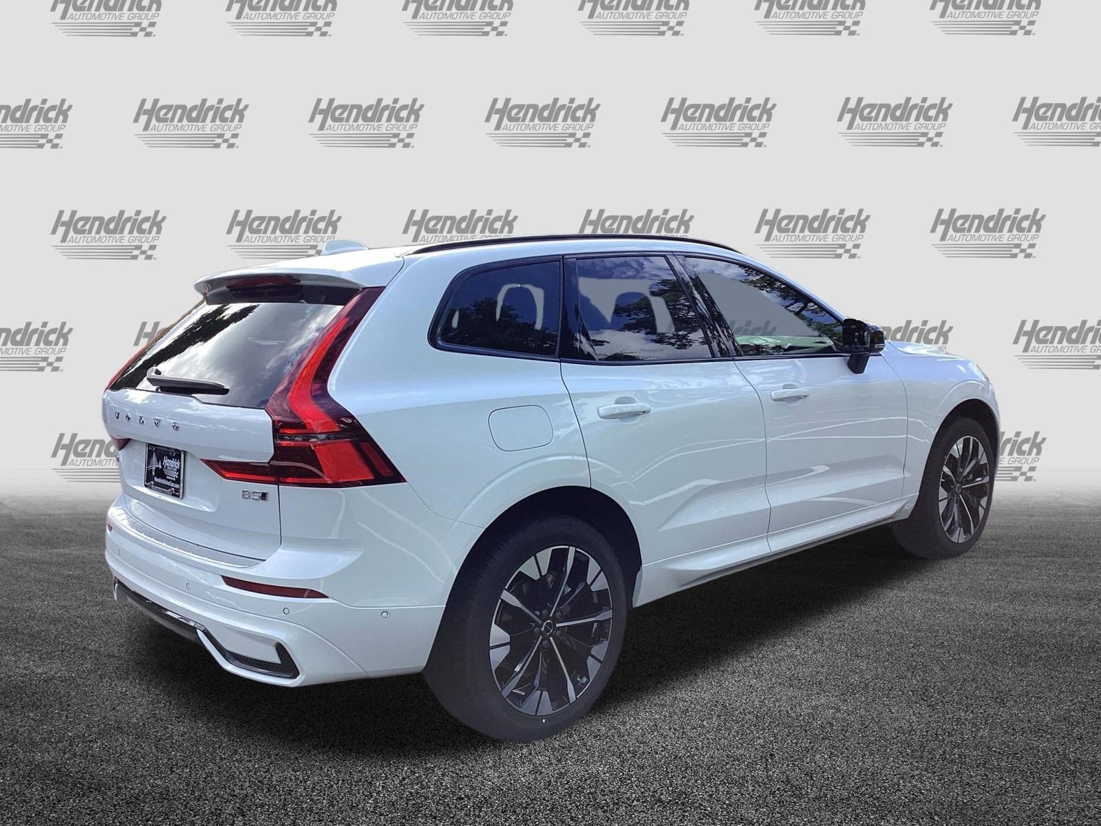 2026 Volvo XC60 Plus photo 3