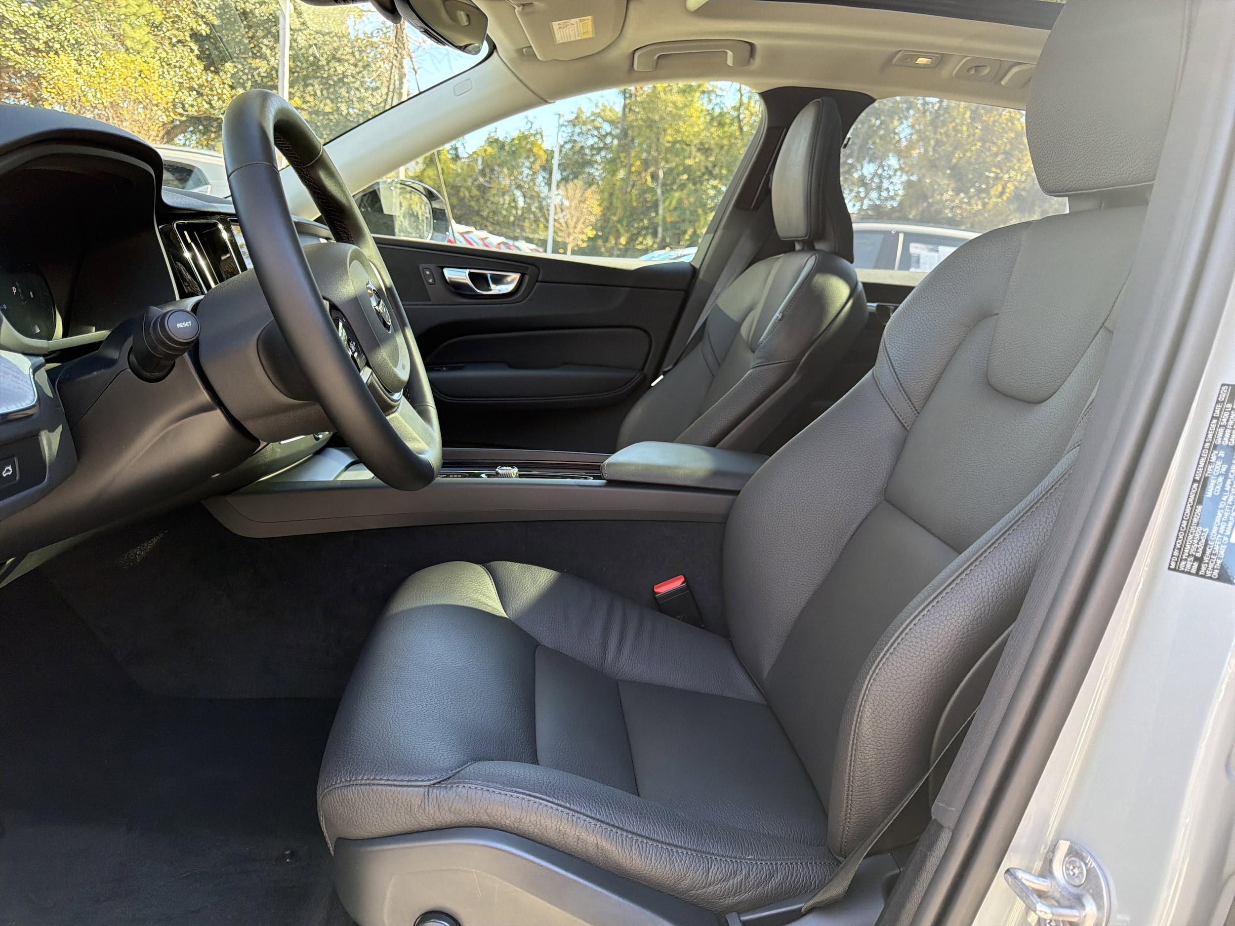 2025 Volvo XC60 Plus's photo