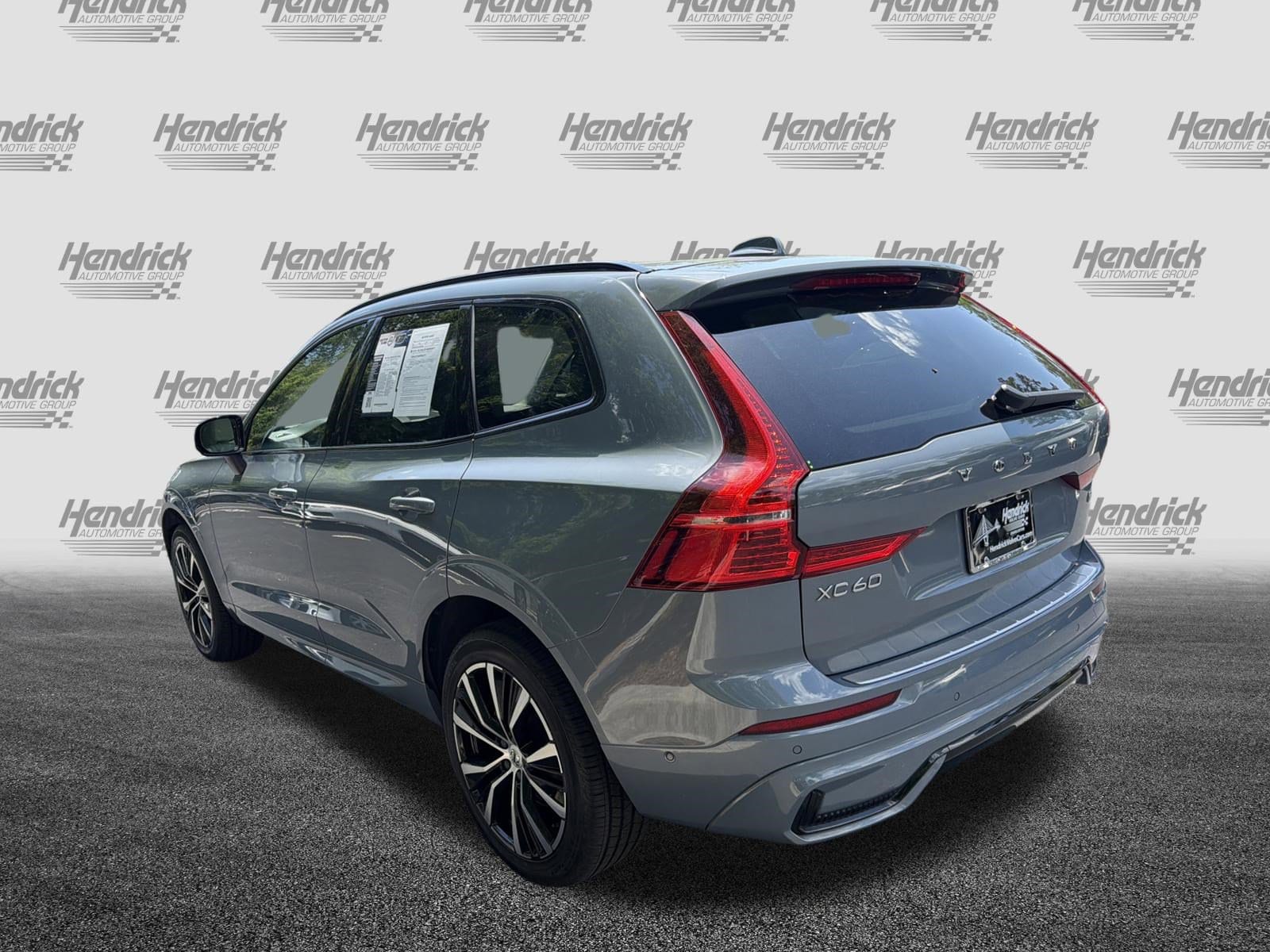 2023 Volvo XC60 Plus Dark Theme photo 3