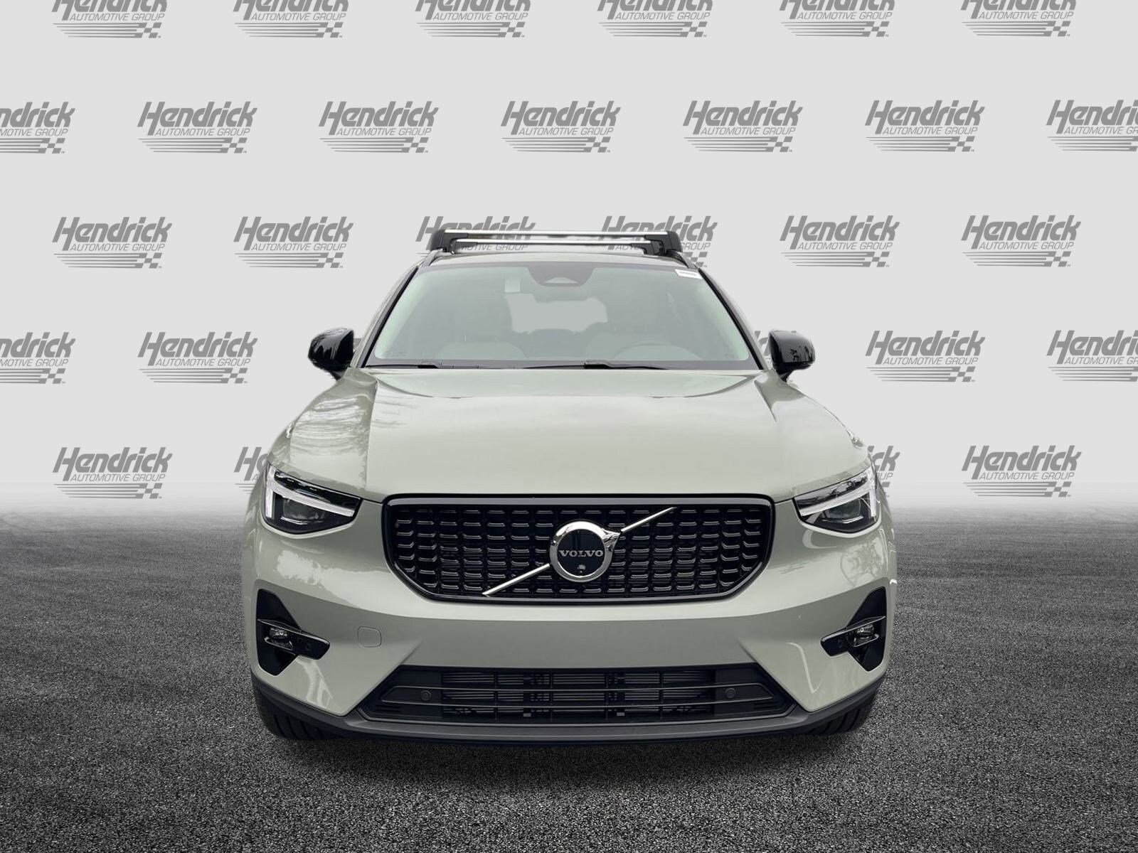 2025 Volvo XC40 photo 3