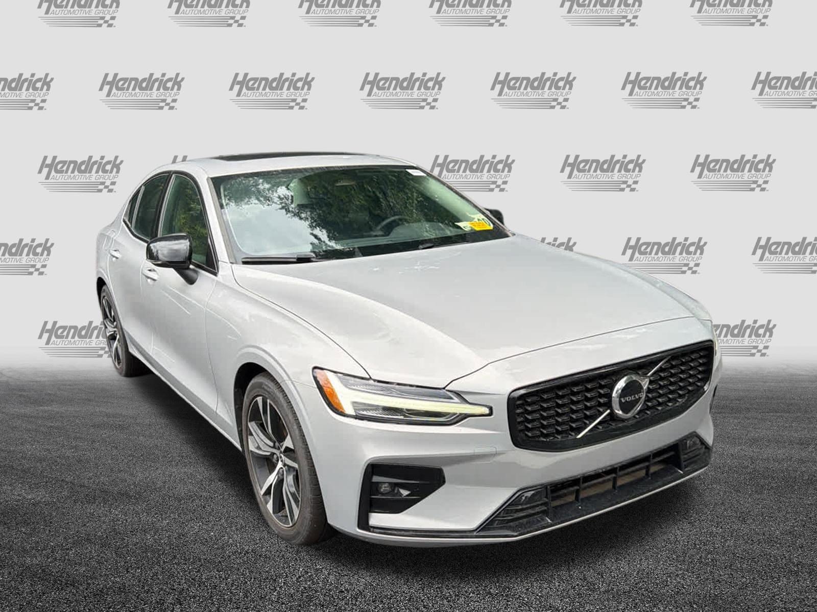 2024 Volvo S60 Core Dark Theme photo 2