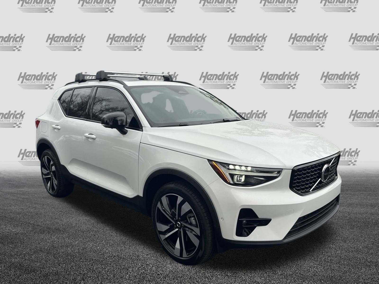 2025 Volvo XC40 Plus photo 2